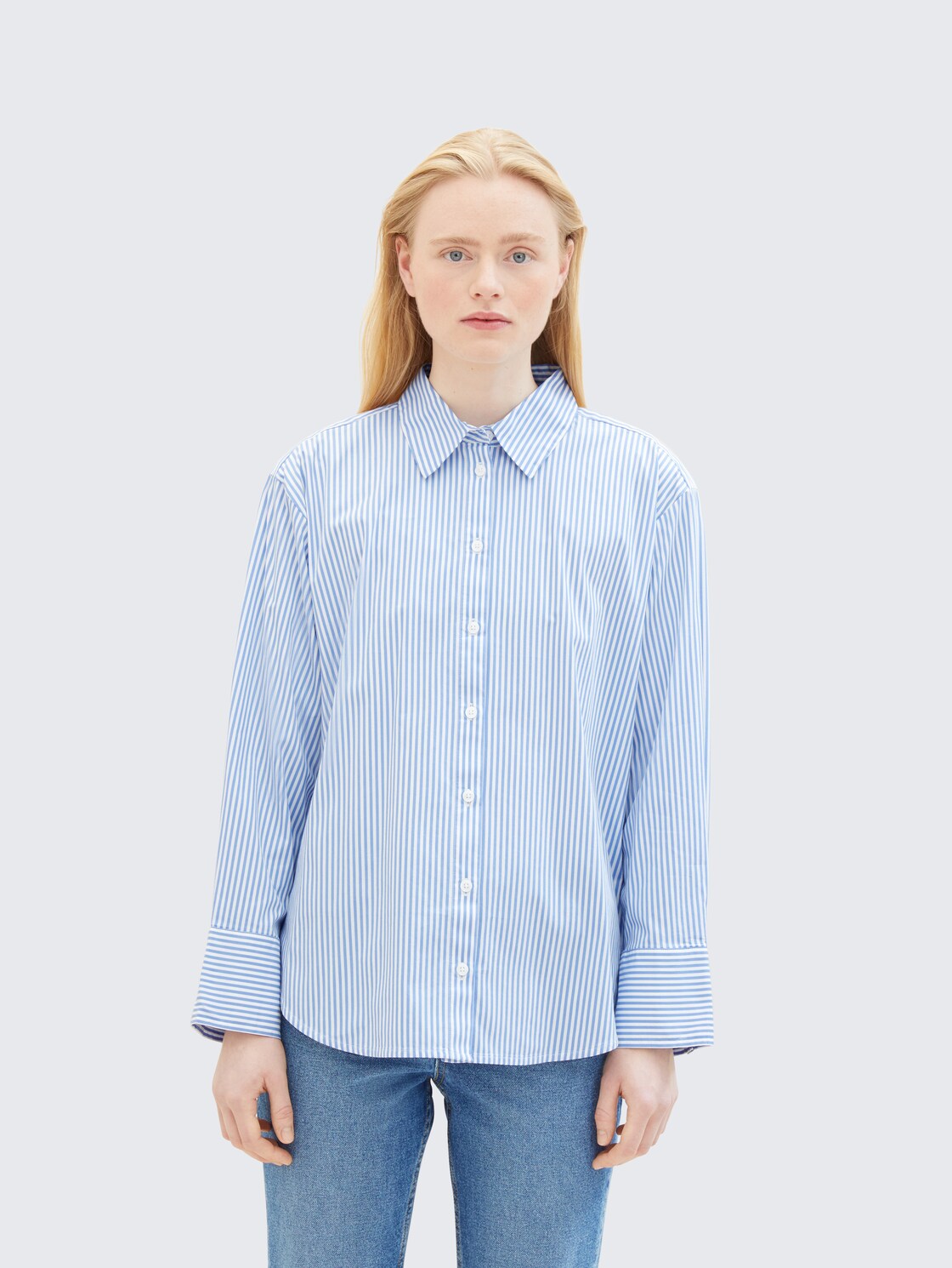 Loose Fit Hemd mit Streifen - blue white strripe - Ausschnitt Model-Vorderansicht