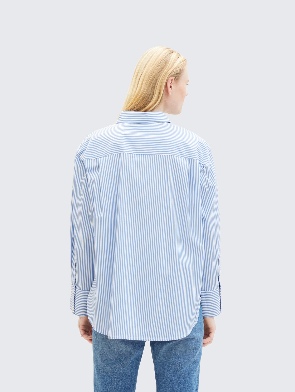 Loose Fit Hemd mit Streifen - blue white strripe - Auschnitt Model-Rückansicht