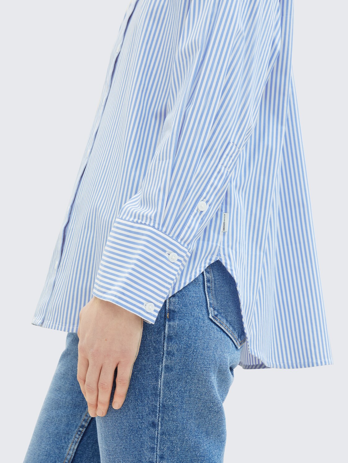 Loose Fit Hemd mit Streifen - blue white strripe - Detail-Model-Ansicht