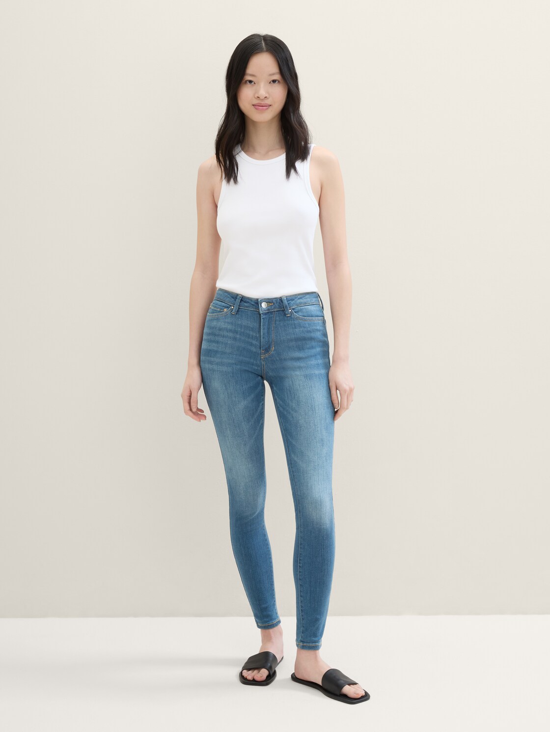 TTNELA EXTRA SKINNY Jeans mit Superstretch - Used Light Stone Blue Denim - Model-Vorderansicht