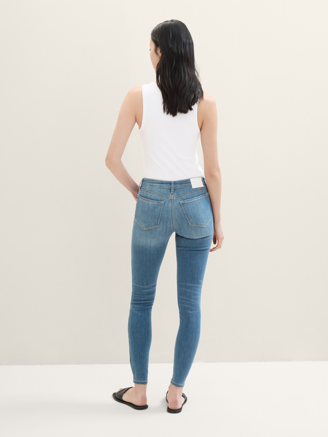 TTNELA EXTRA SKINNY Jeans mit Superstretch - Used Light Stone Blue Denim - Auschnitt Model-Rückansicht
