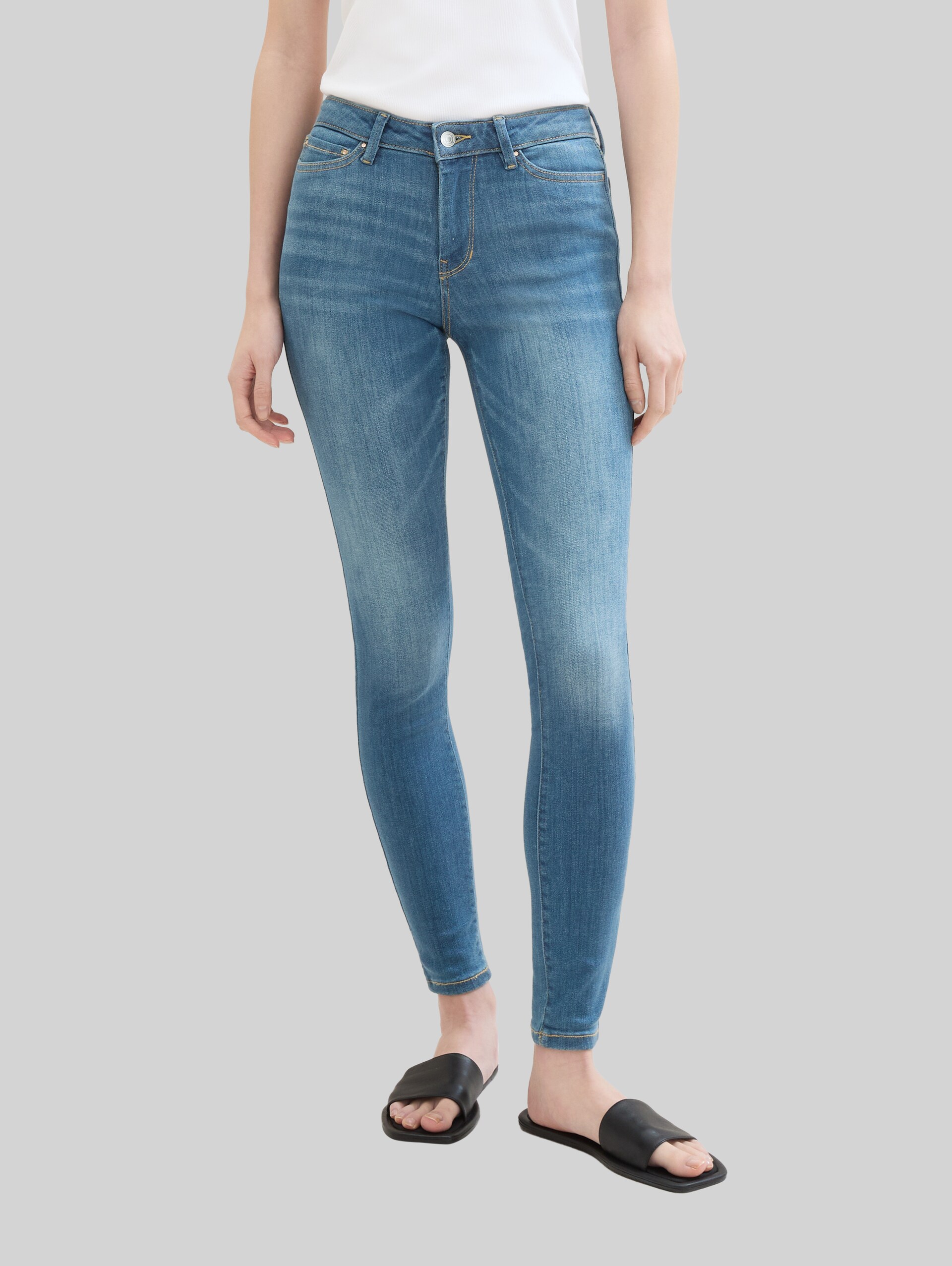 3 Sizes in 1 - TTNELA Jeans Extra Skinny - Used Light Stone Blue Denim - Découpe Vue de face du modèle