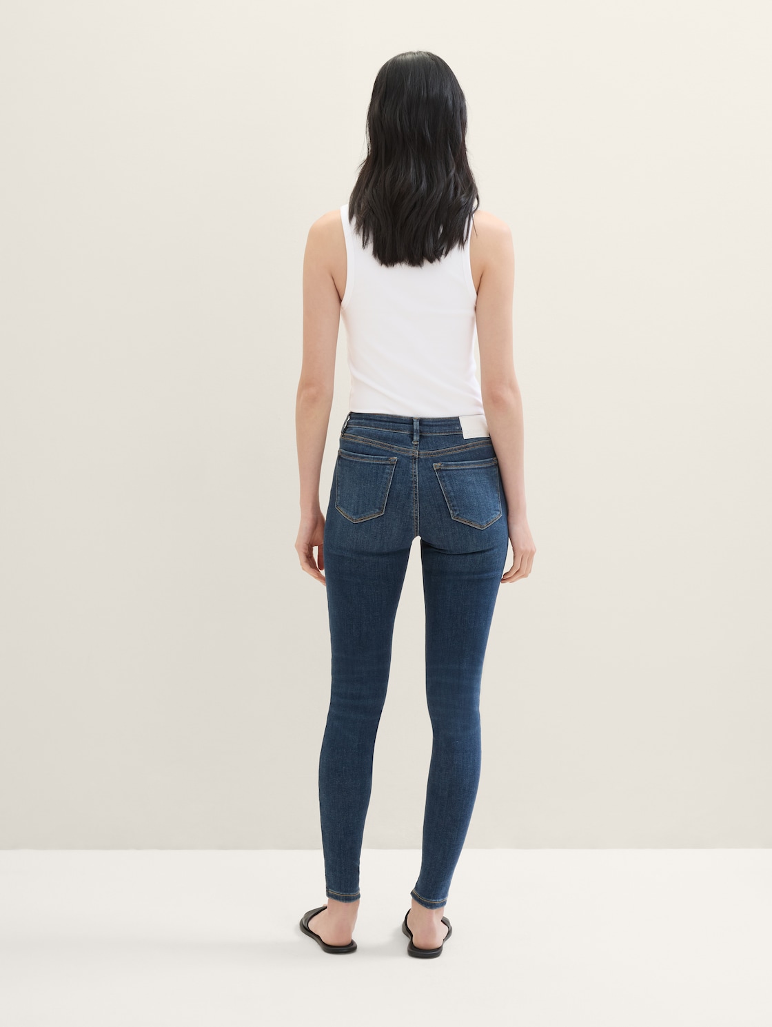 TTNELA EXTRA SKINNY Jeans mit Superstretch - Used Mid Stone Blue Denim - Auschnitt Model-Rückansicht