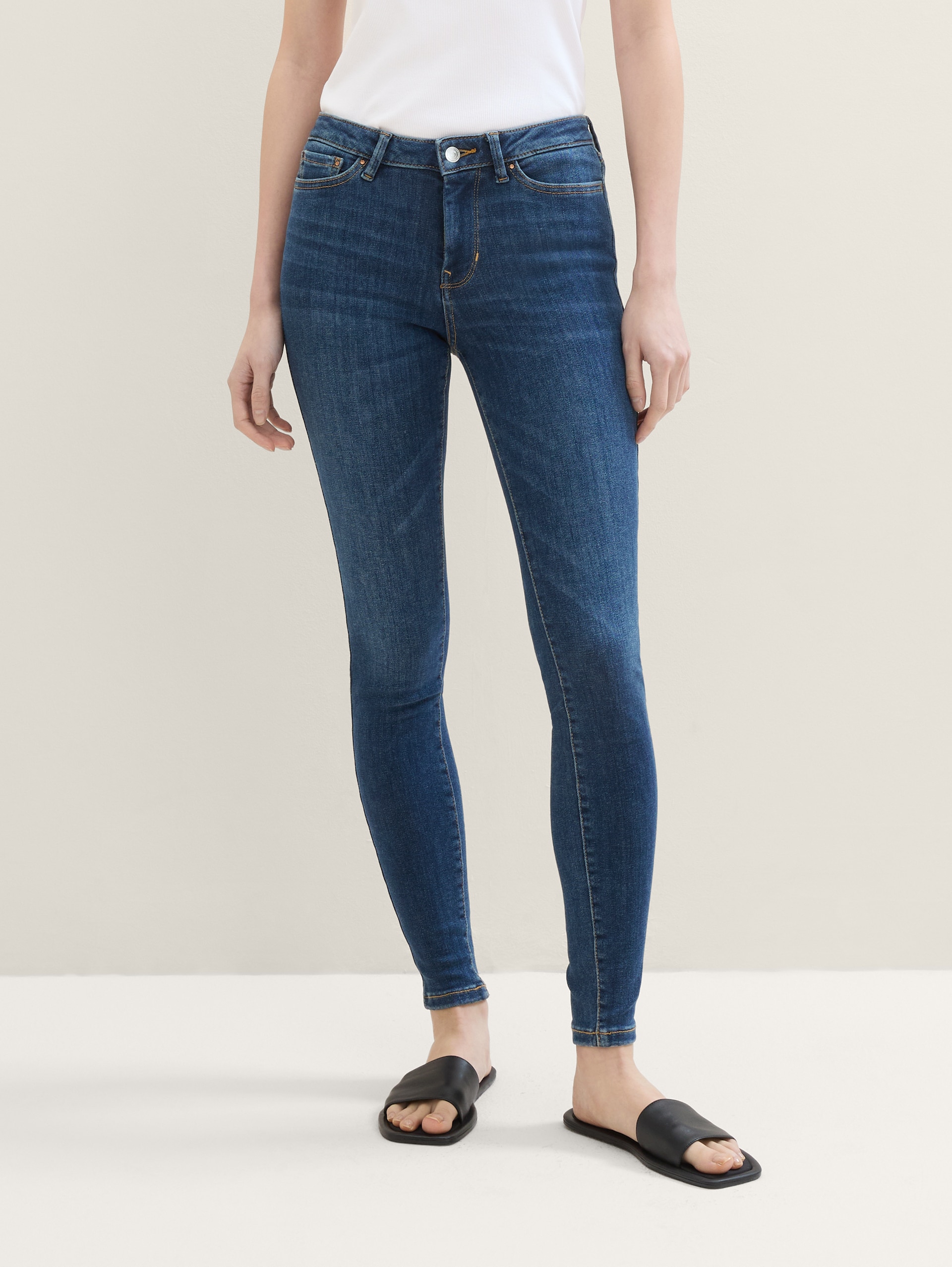 TTNELA EXTRA SKINNY Jeans mit Superstretch - Used Mid Stone Blue Denim - Ausschnitt Model-Vorderansicht
