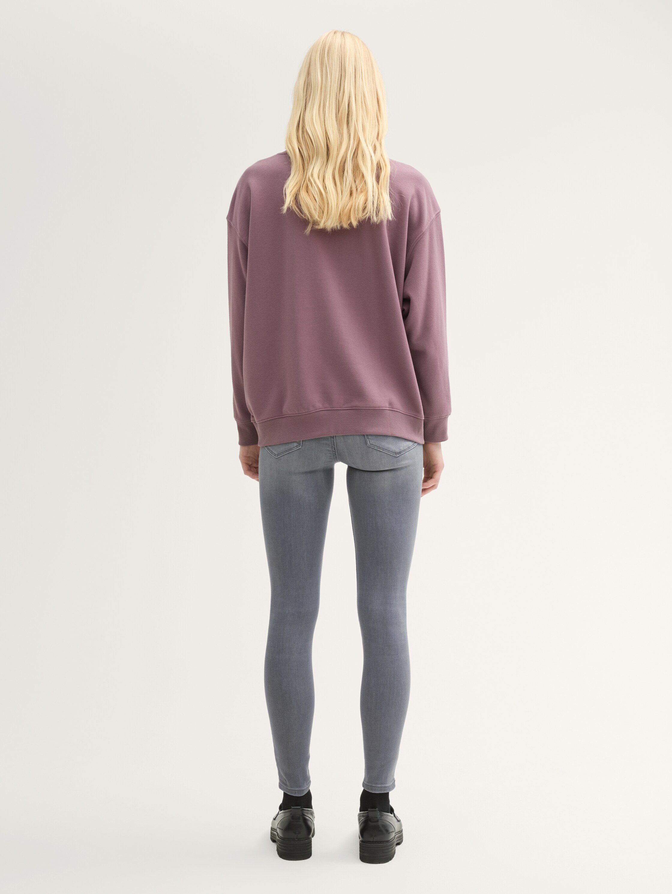 3 maten in 1 - TTNELA Extra Skinny Jeans - used mid stone grey denim - Neklijn model-achteraanzicht