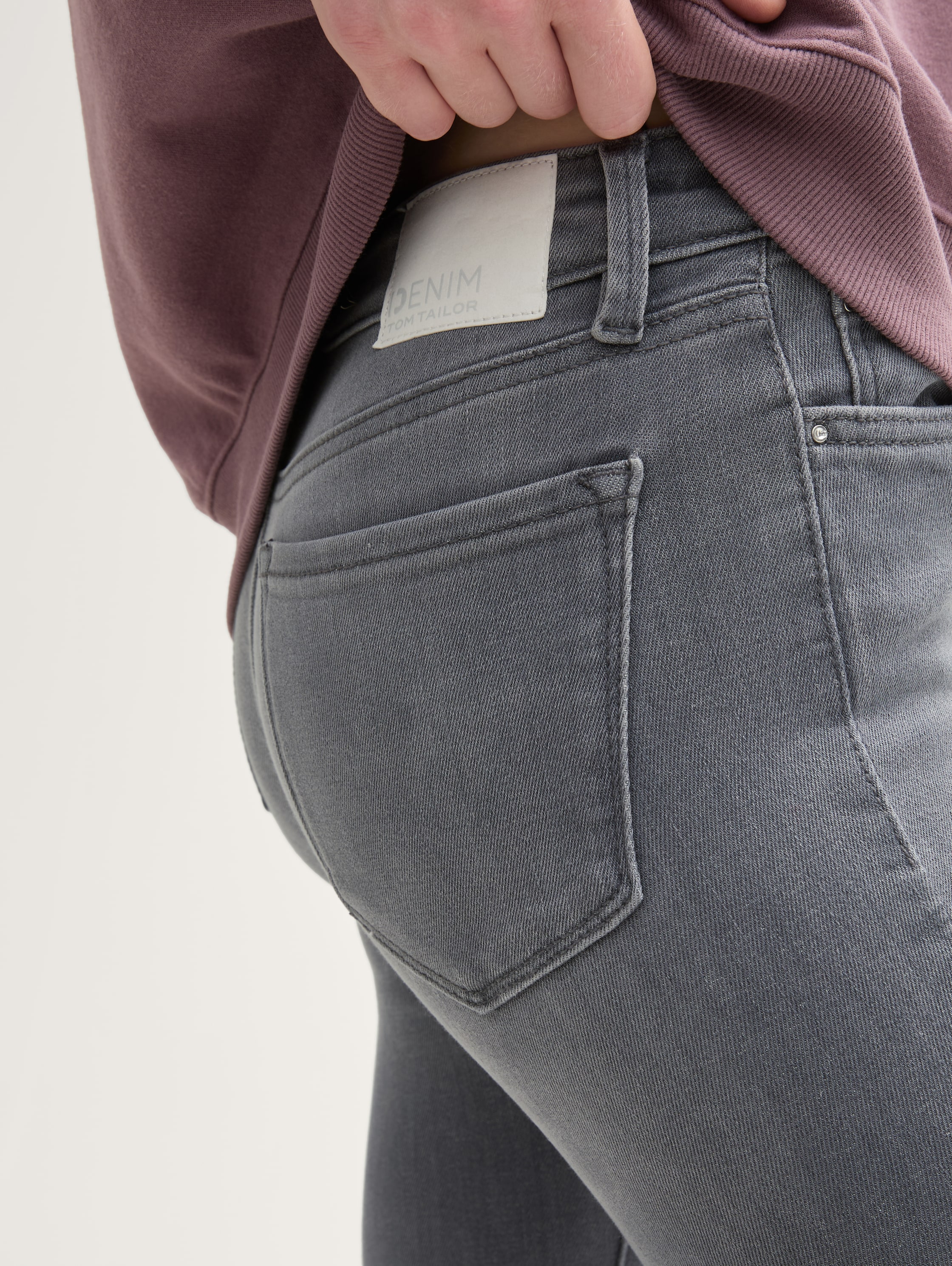 3 maten in 1 - TTNELA Extra Skinny Jeans - used mid stone grey denim - Detailaanzicht model