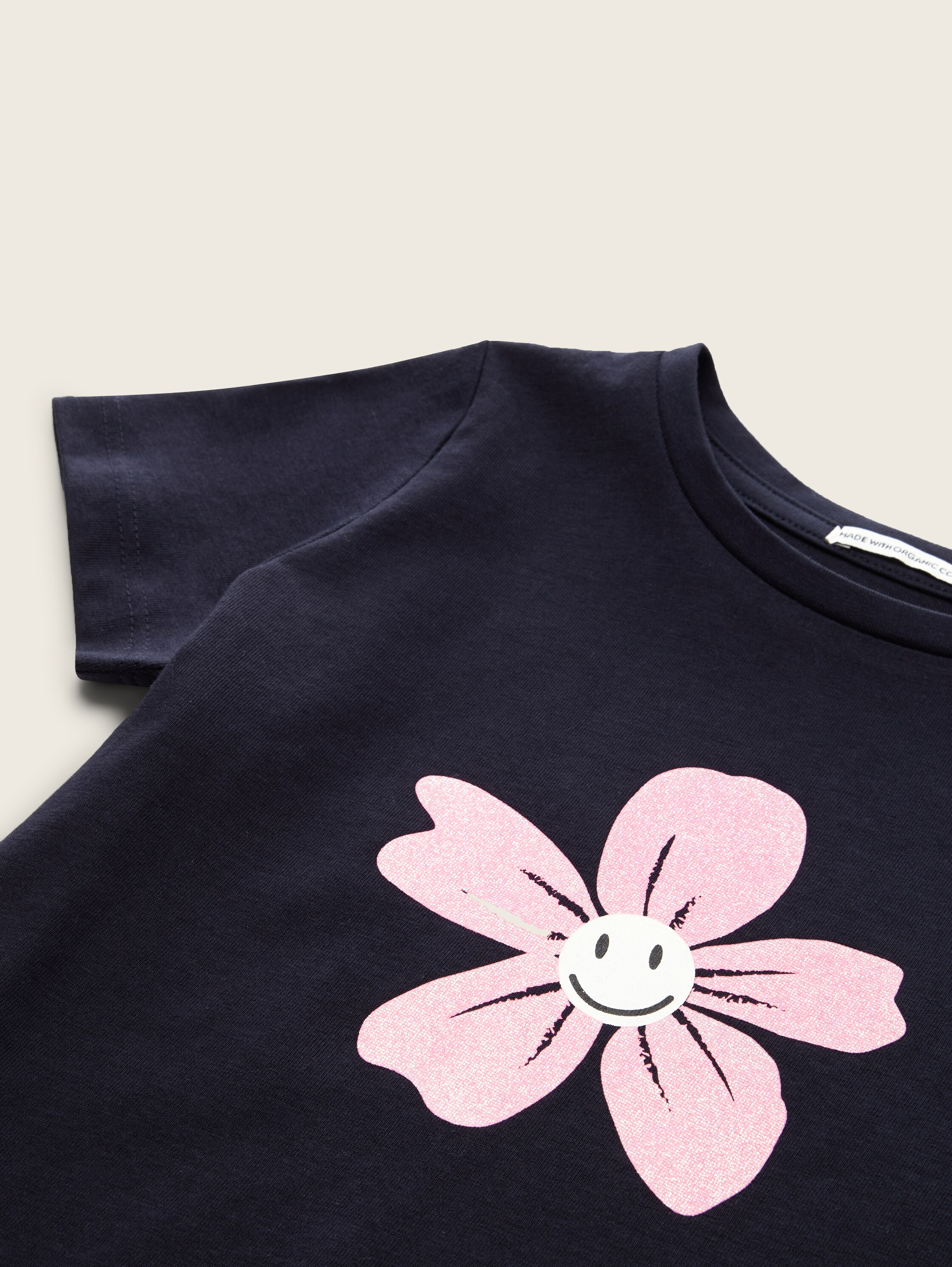 T-shirt van biologisch katoen - sky captain blue - Detailaanzicht model