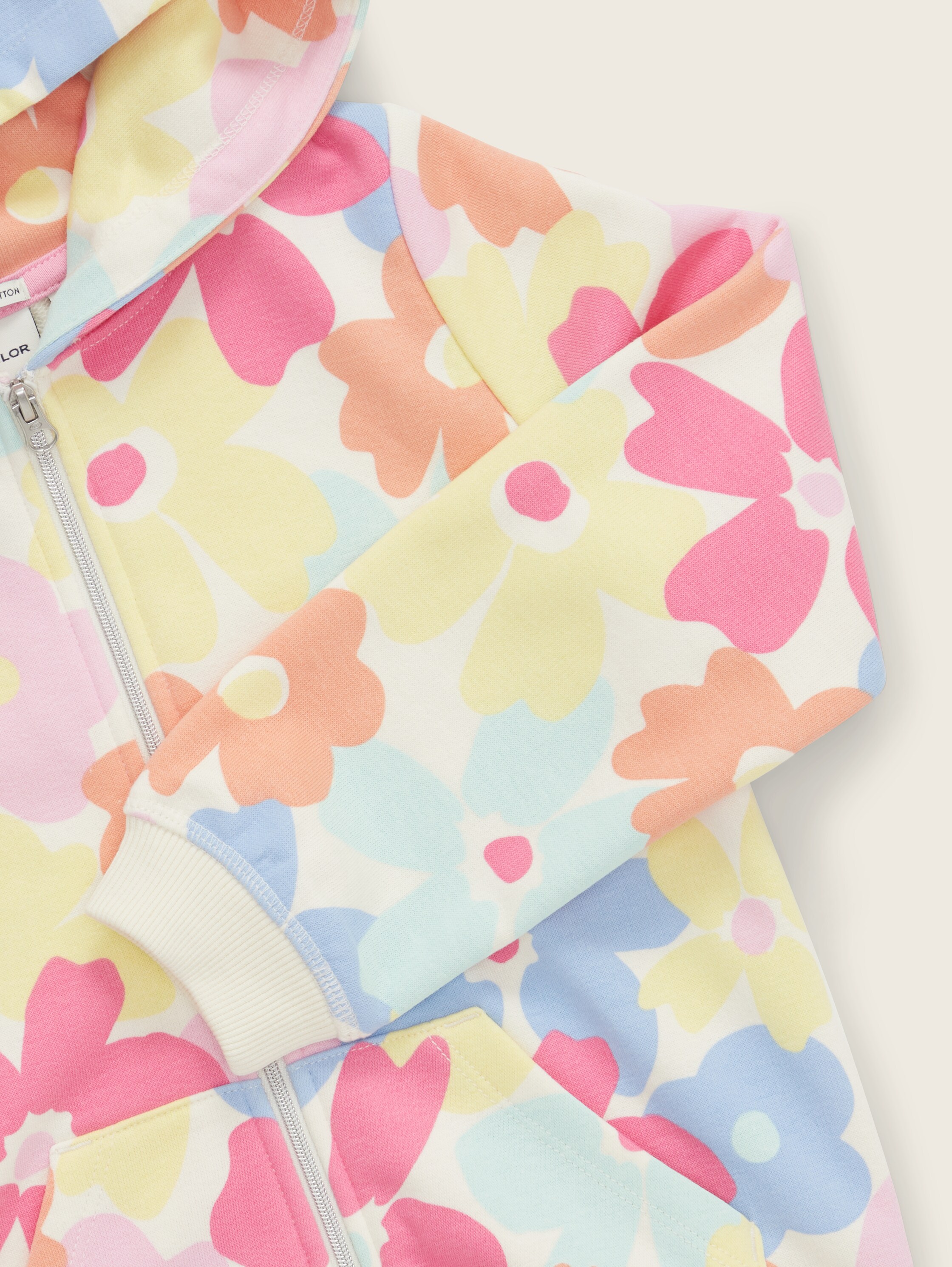 Sweatjacke mit Bio-Baumwolle - very big multicolor flower - Detail-Model-Ansicht