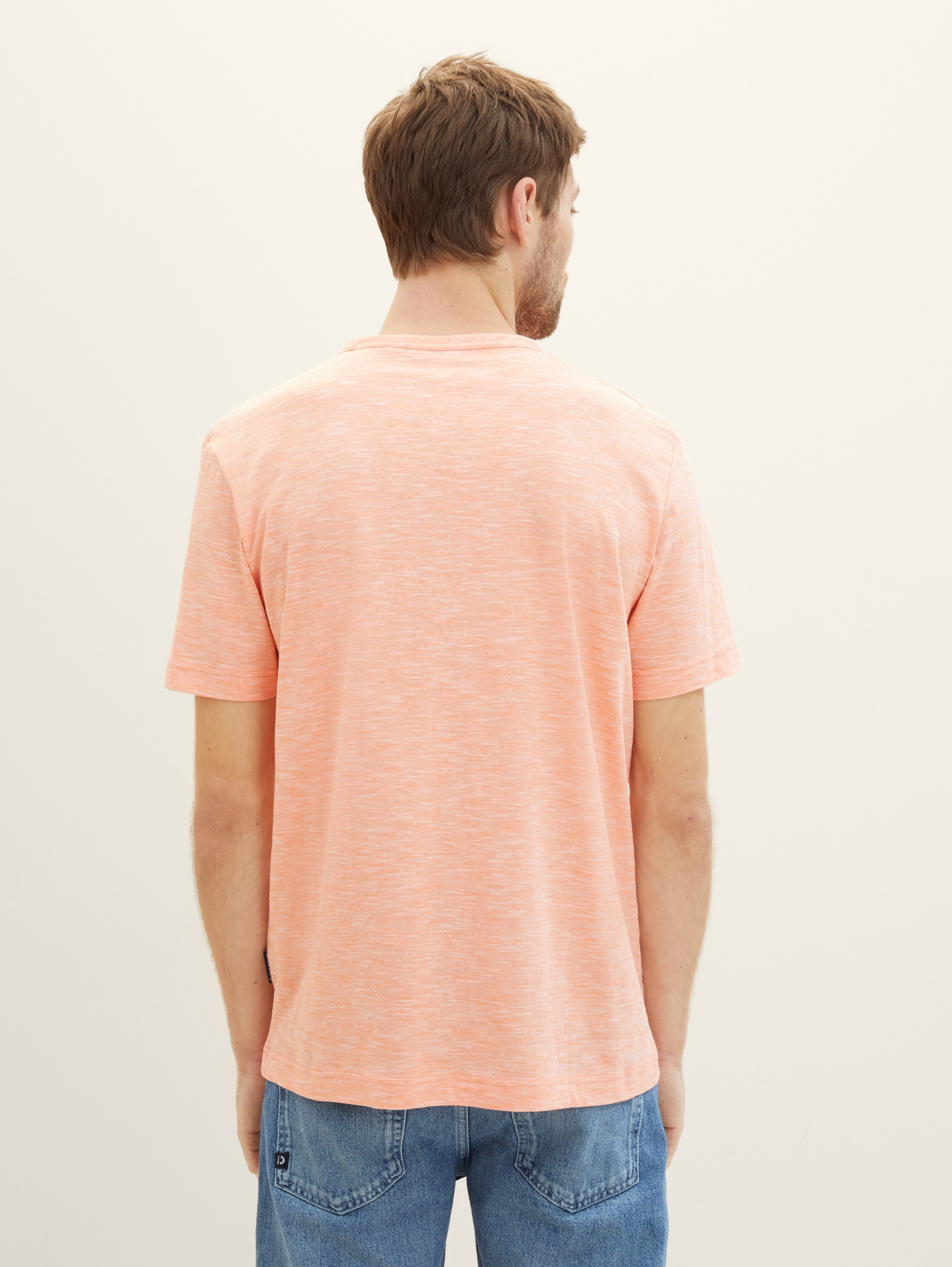 T-Shirt in Melange Optik - melon orange finestripe - Auschnitt Model-Rückansicht