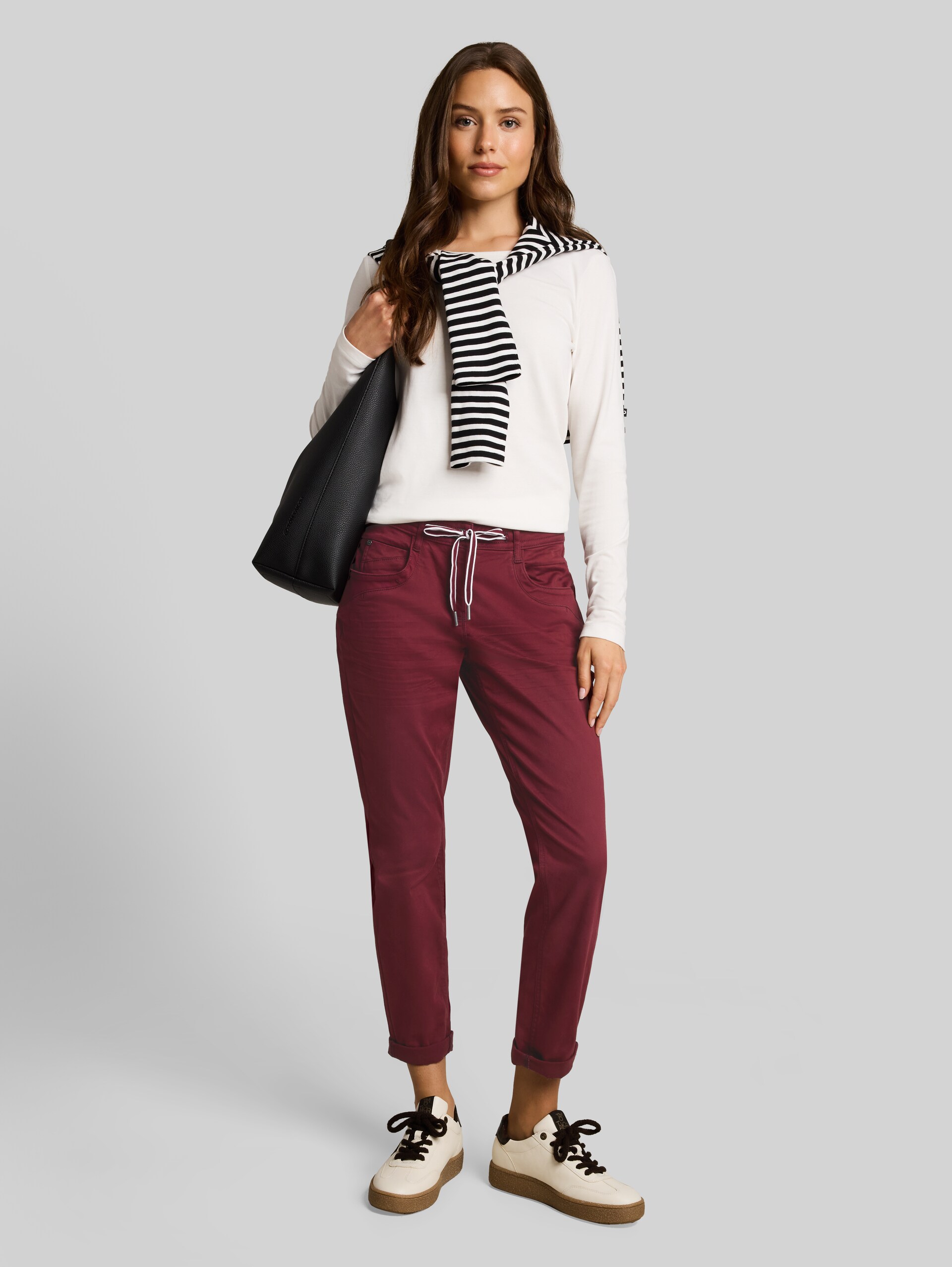 Tapered Relaxed Hose - Preppy Plum - Model-Vorderansicht