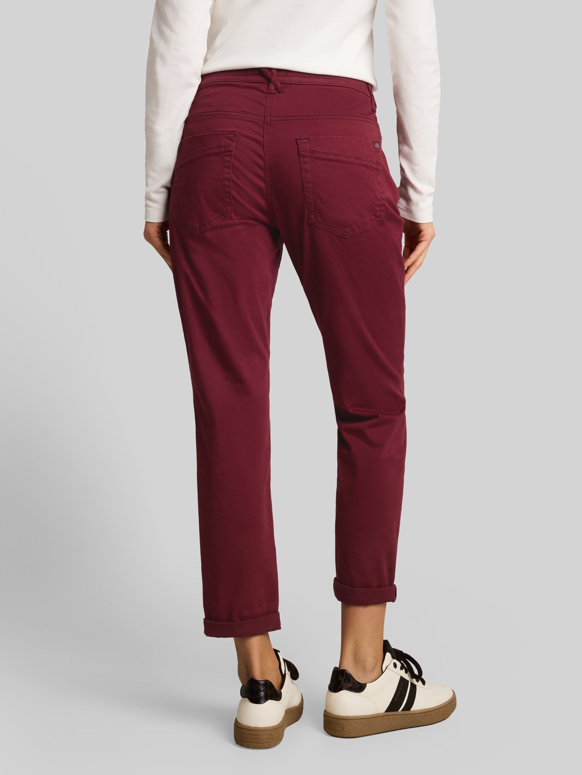 Tapered Relaxed Hose - Preppy Plum - Auschnitt Model-Rückansicht