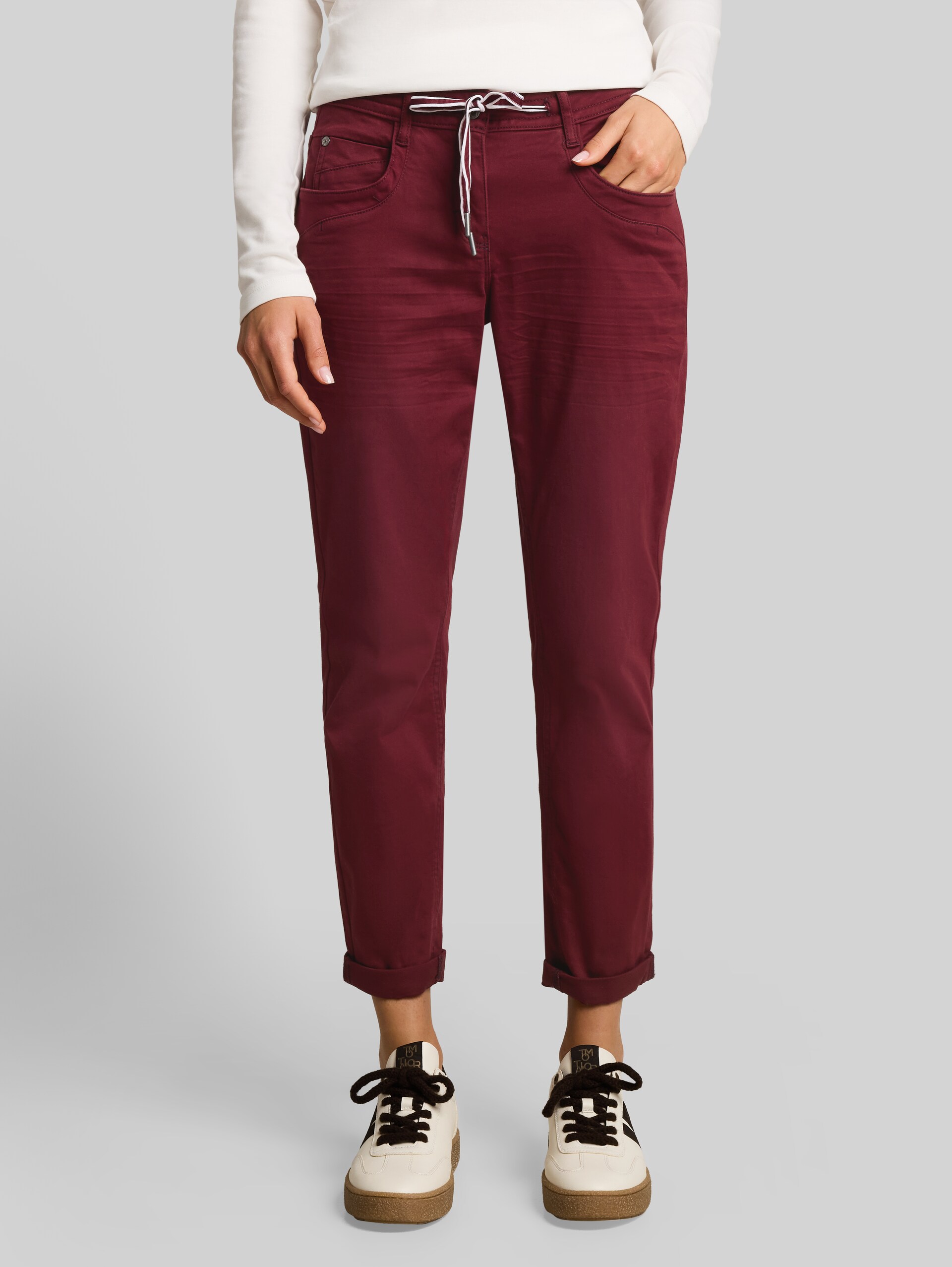 Tapered Relaxed Hose - Preppy Plum - Ausschnitt Model-Vorderansicht