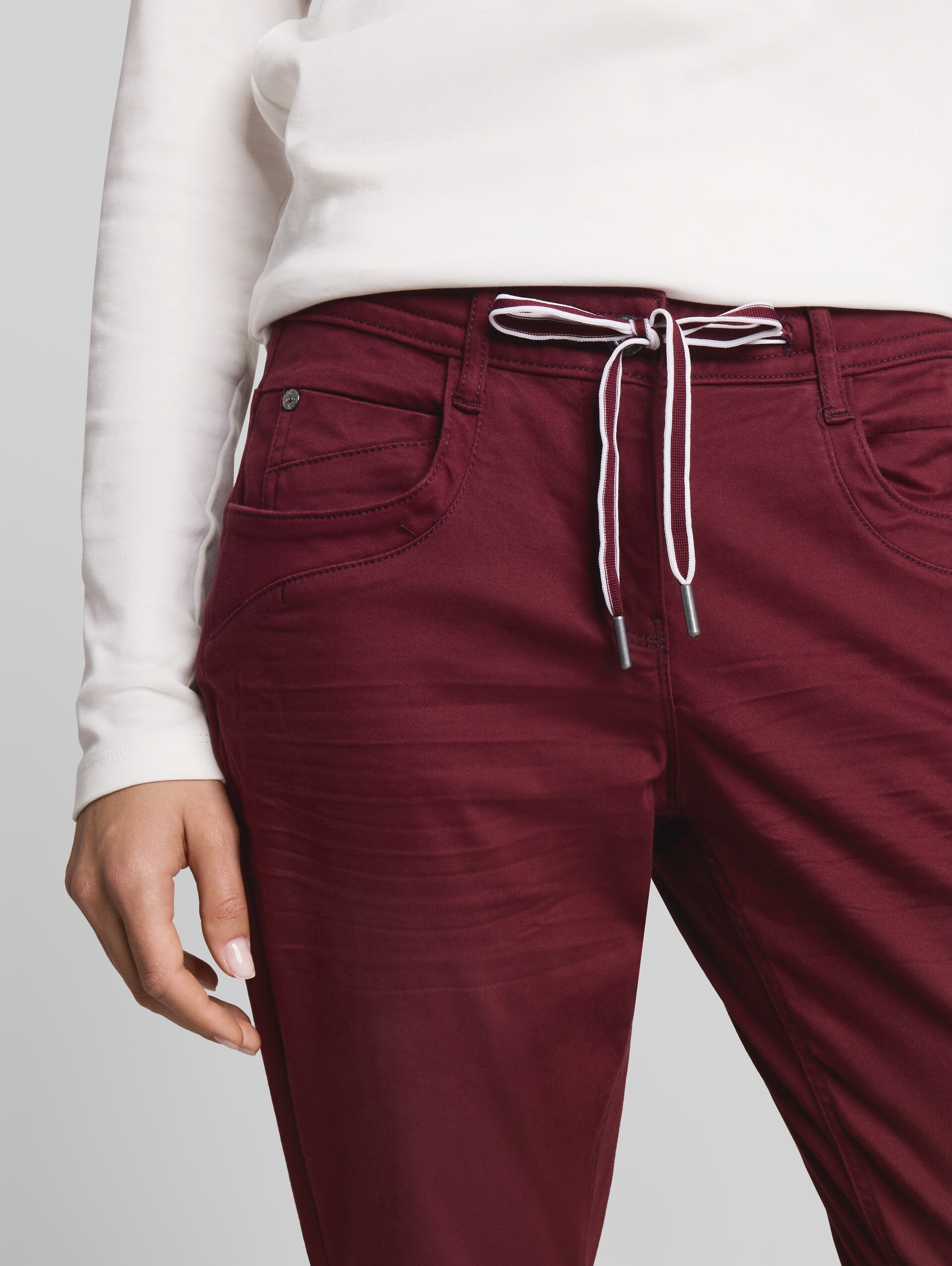 Tapered Relaxed Hose - Preppy Plum - Detail-Model-Ansicht