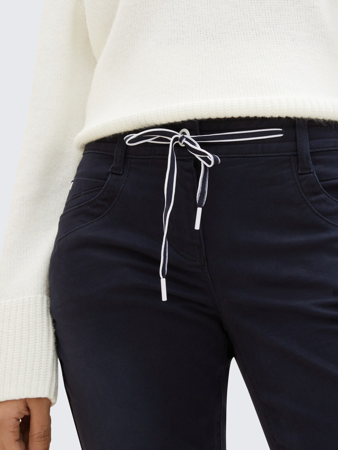 Tapered Relaxed Hose - sky captain blue - Detail-Model-Ansicht