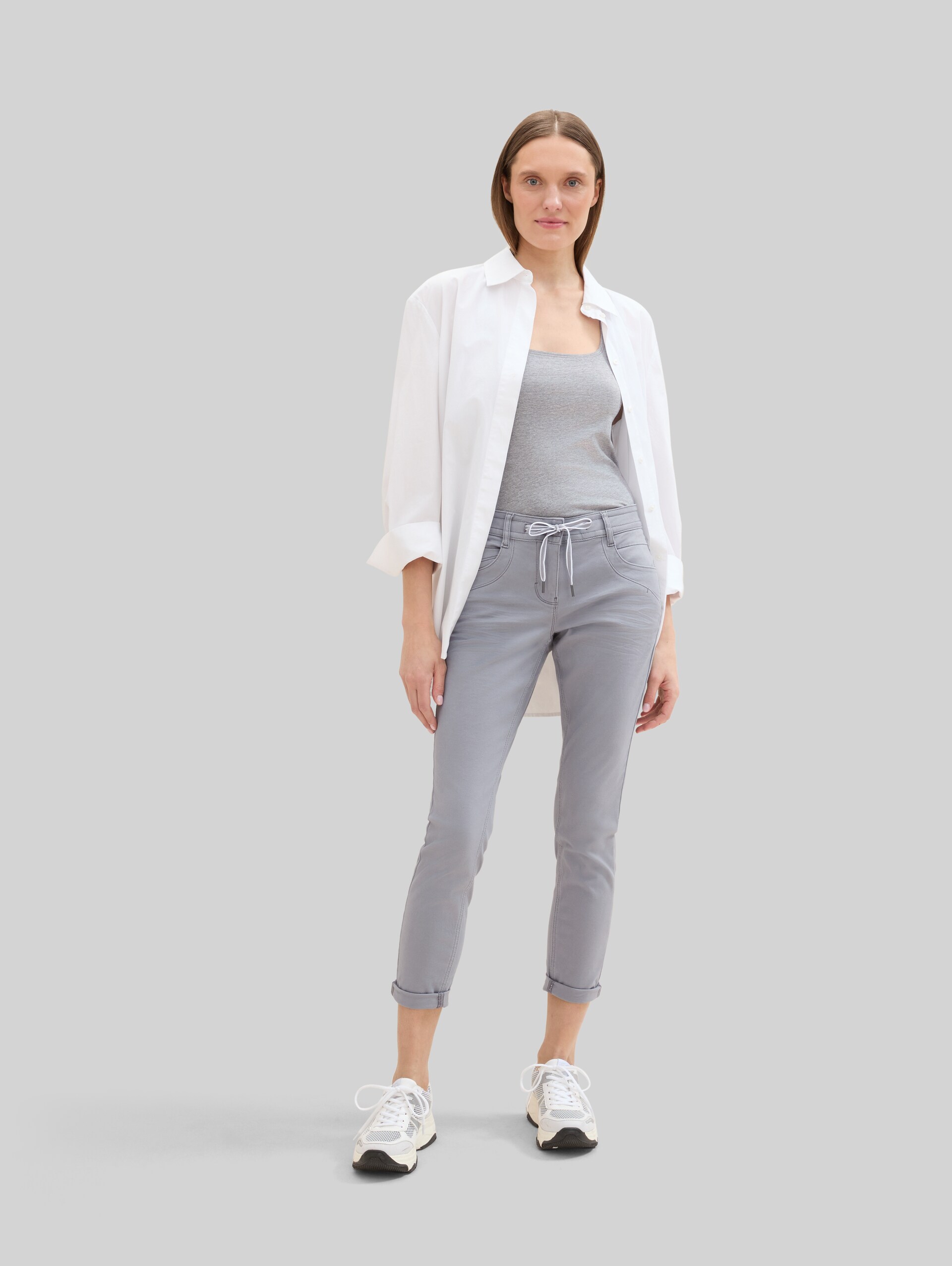 Tapered relaxed trousers - Explicit Grey - Model front view