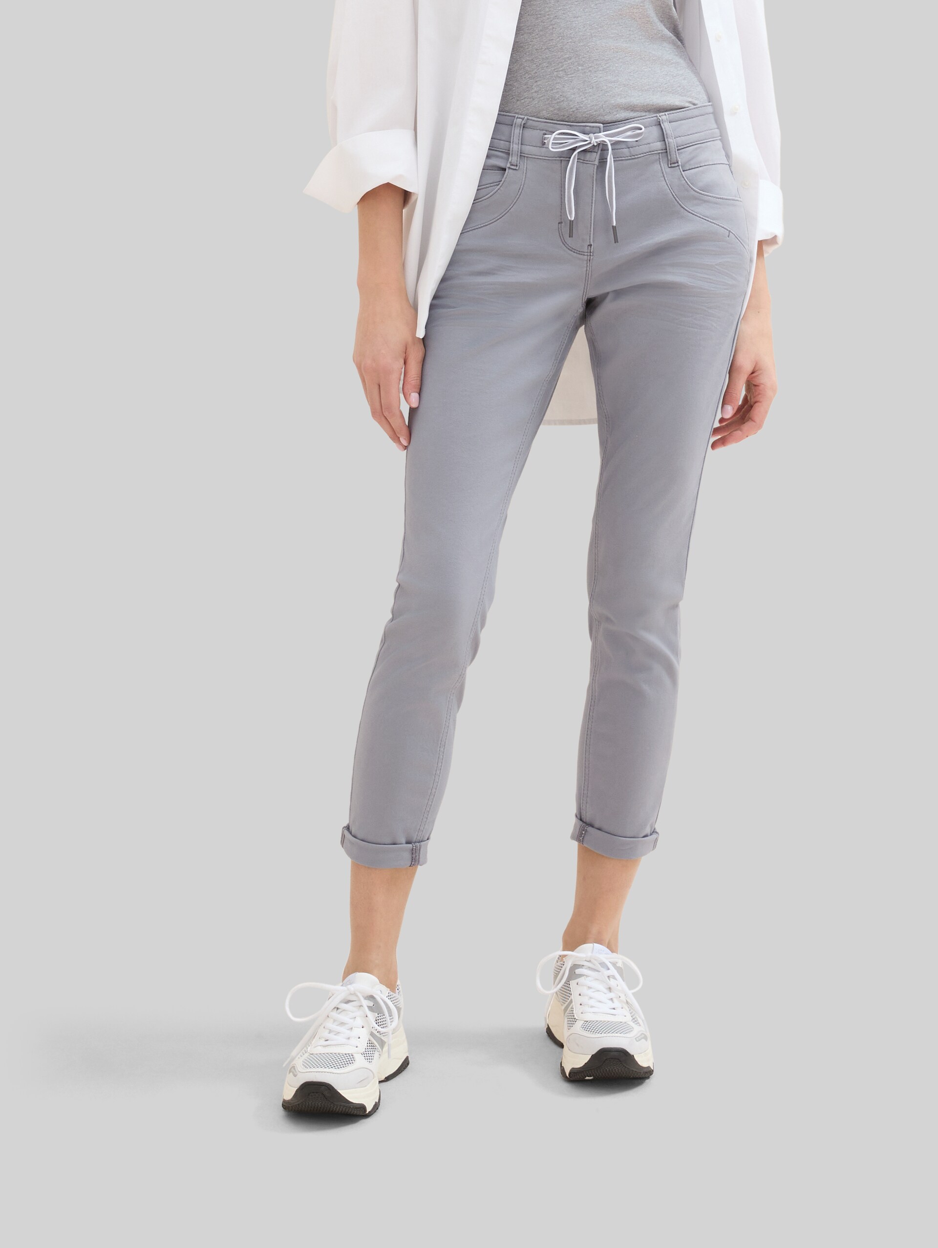 Tapered relaxed trousers - Explicit Grey - Neckline model front view