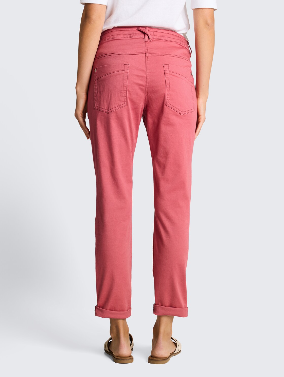 Tapered Relaxed Hose - cozy pink - Auschnitt Model-Rückansicht