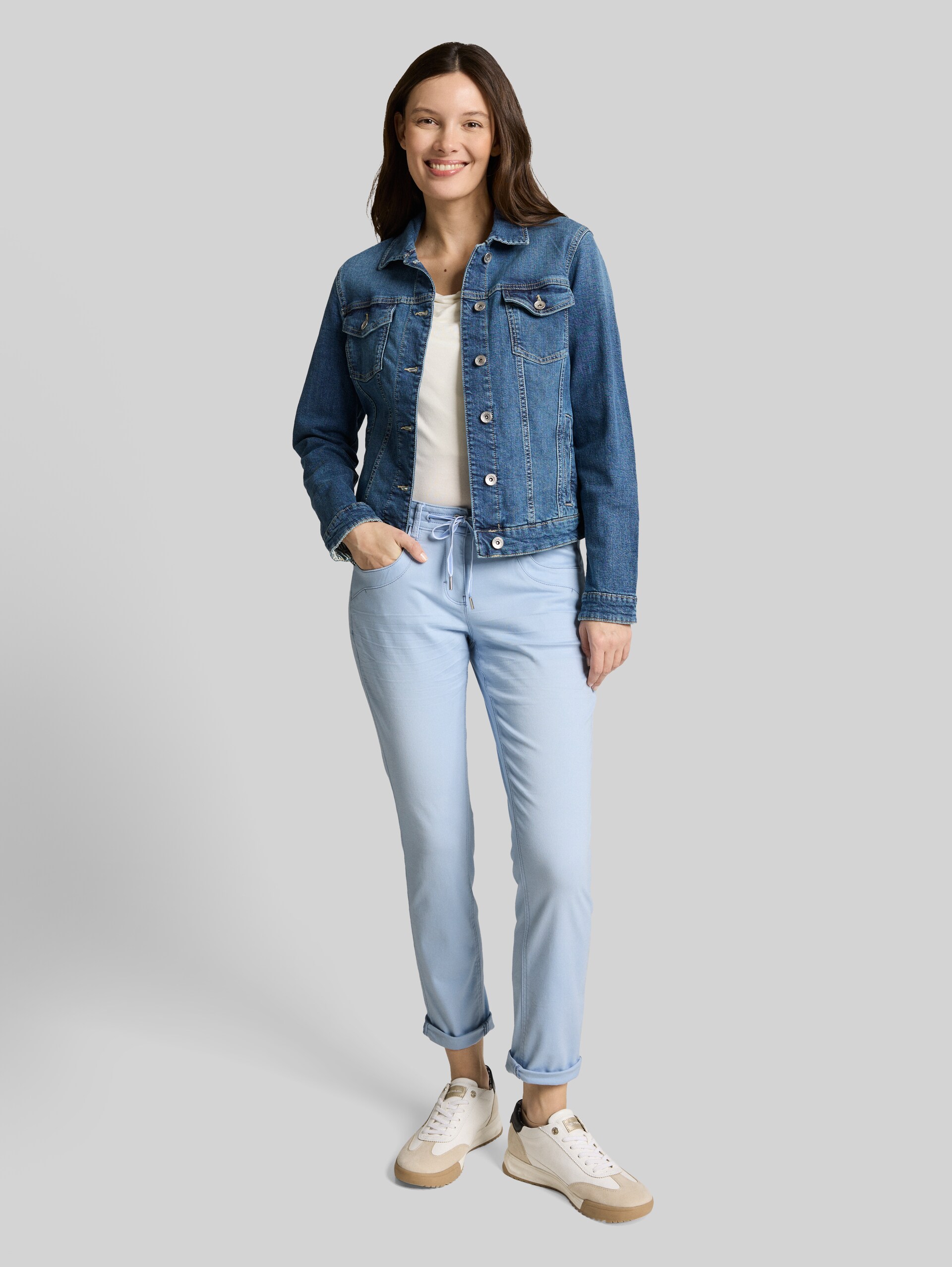 Tapered relaxed trousers - Kentucky Blue - Model front view