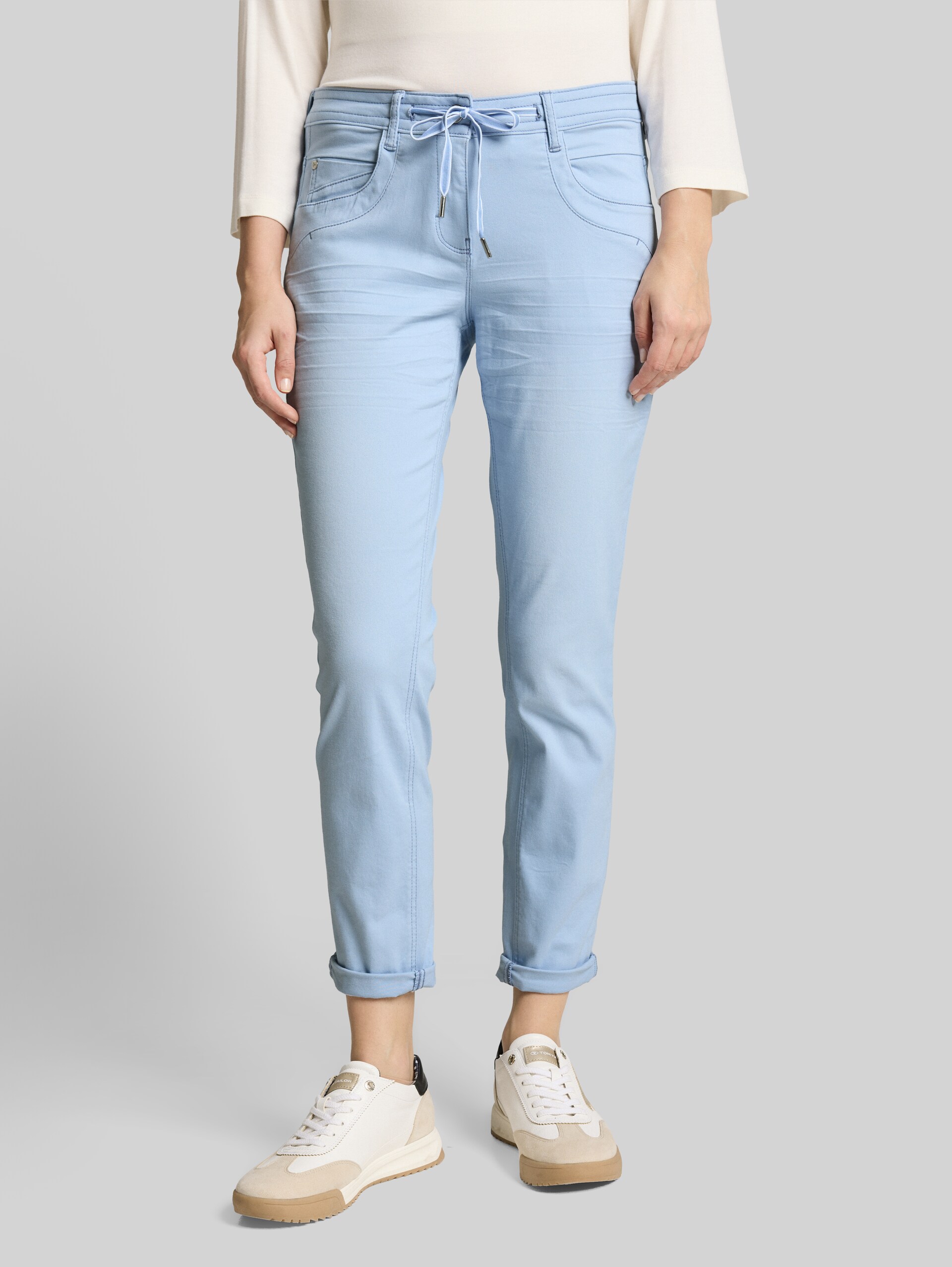 Tapered relaxed trousers - Kentucky Blue - Neckline model front view