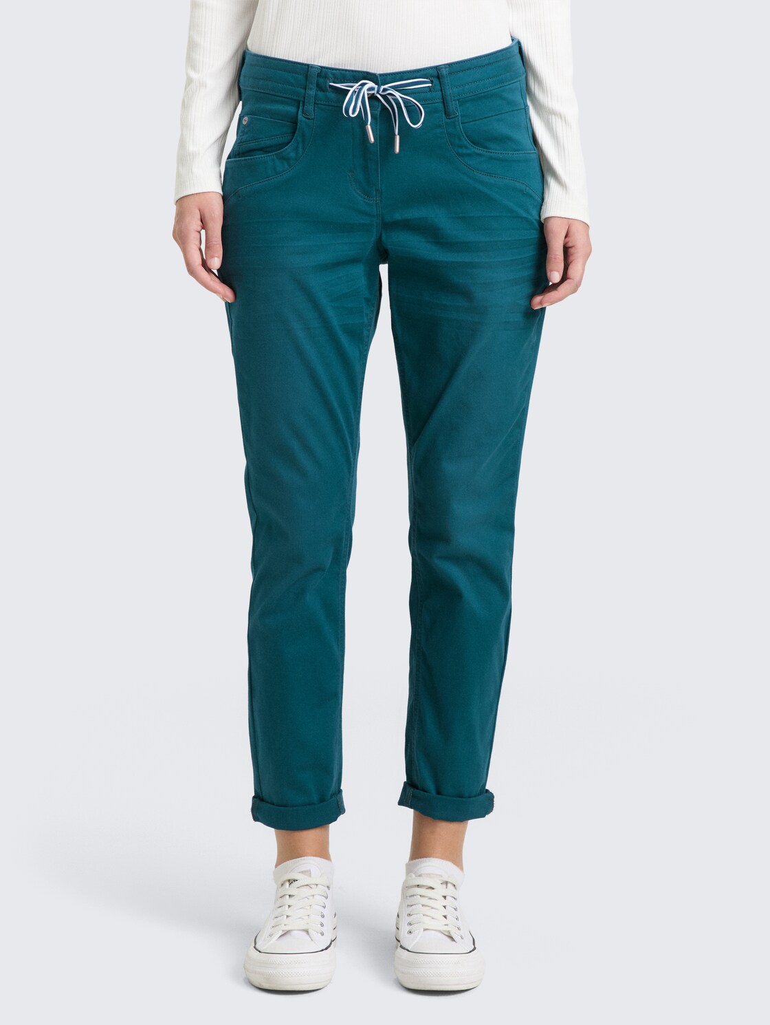 Tapered Relaxed Hose - Deep Meadow Green - Ausschnitt Model-Vorderansicht