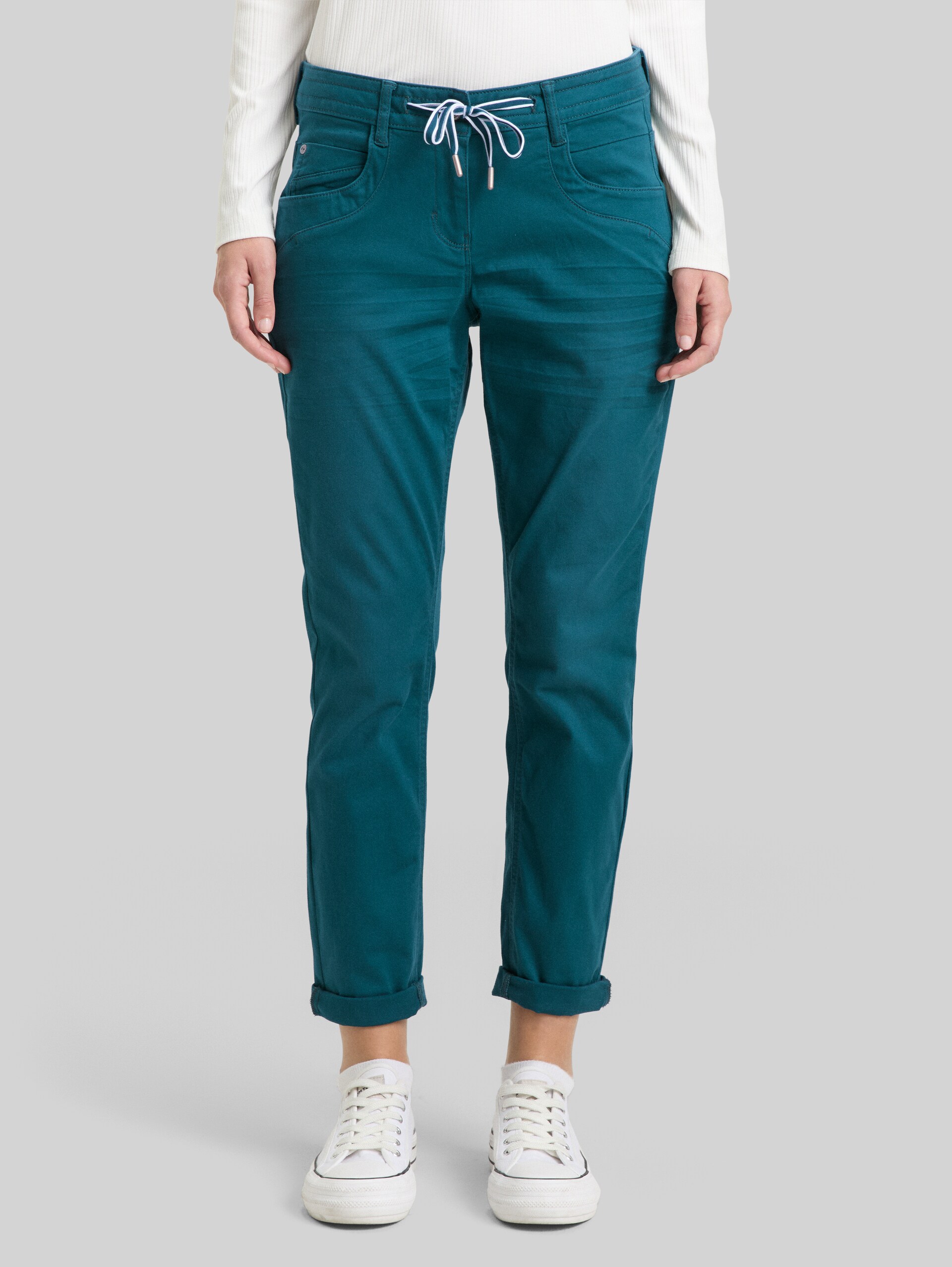 Tapered relaxed trousers - Deep Meadow Green - Neckline model front view