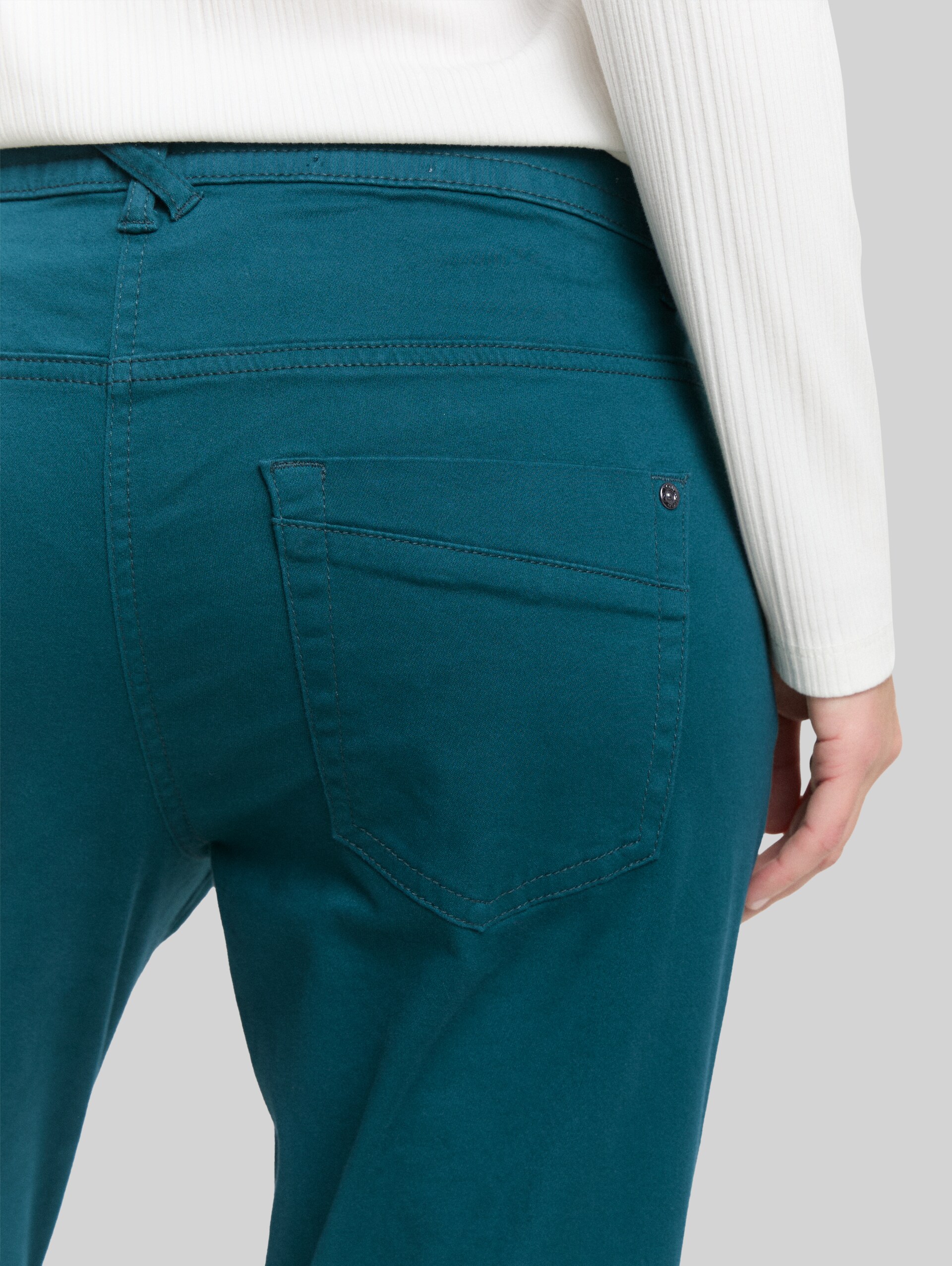 Tapered relaxed trousers - Deep Meadow Green - Detail model view