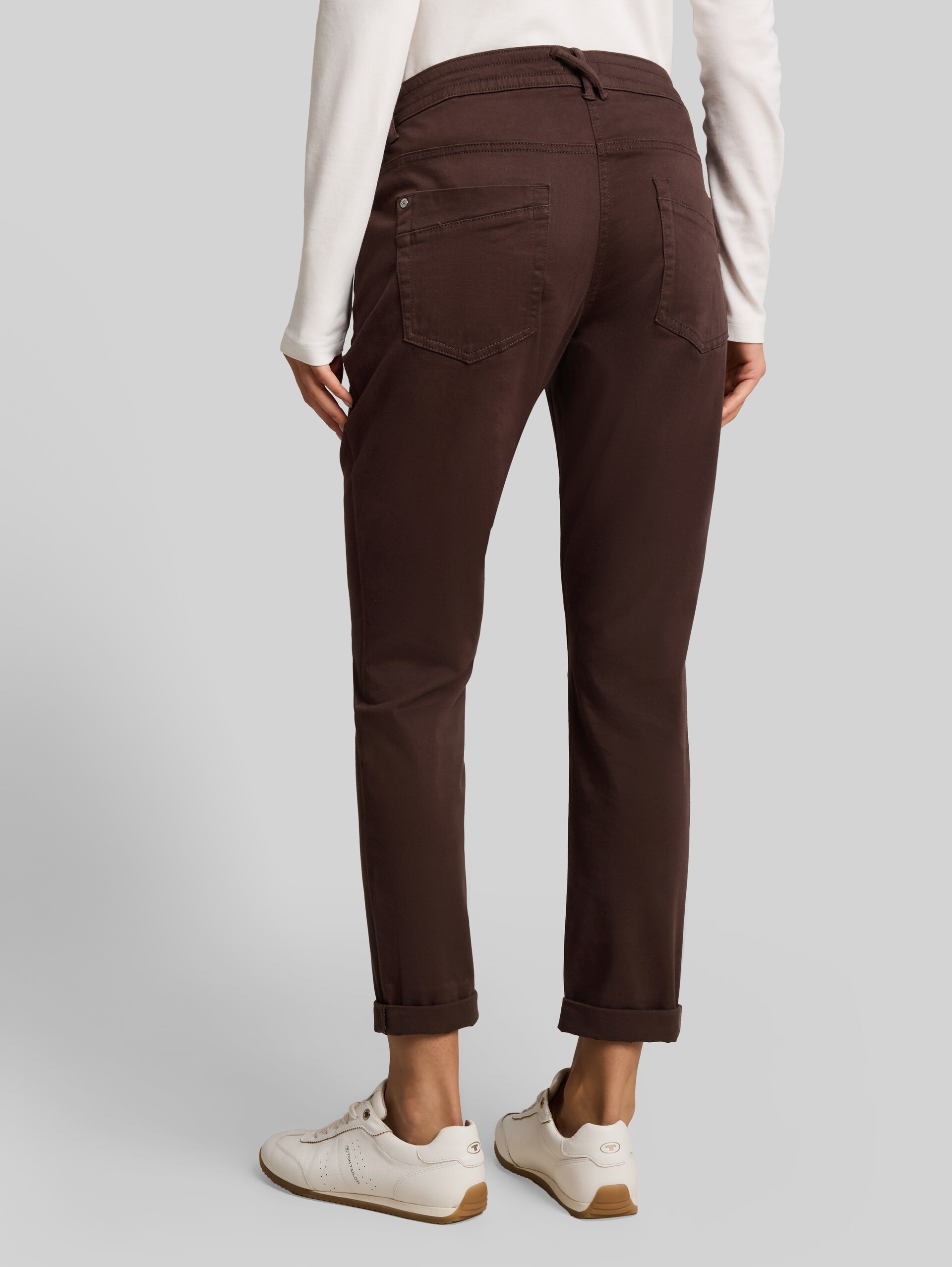 Tapered Relaxed Hose - java dark brown - Auschnitt Model-Rückansicht