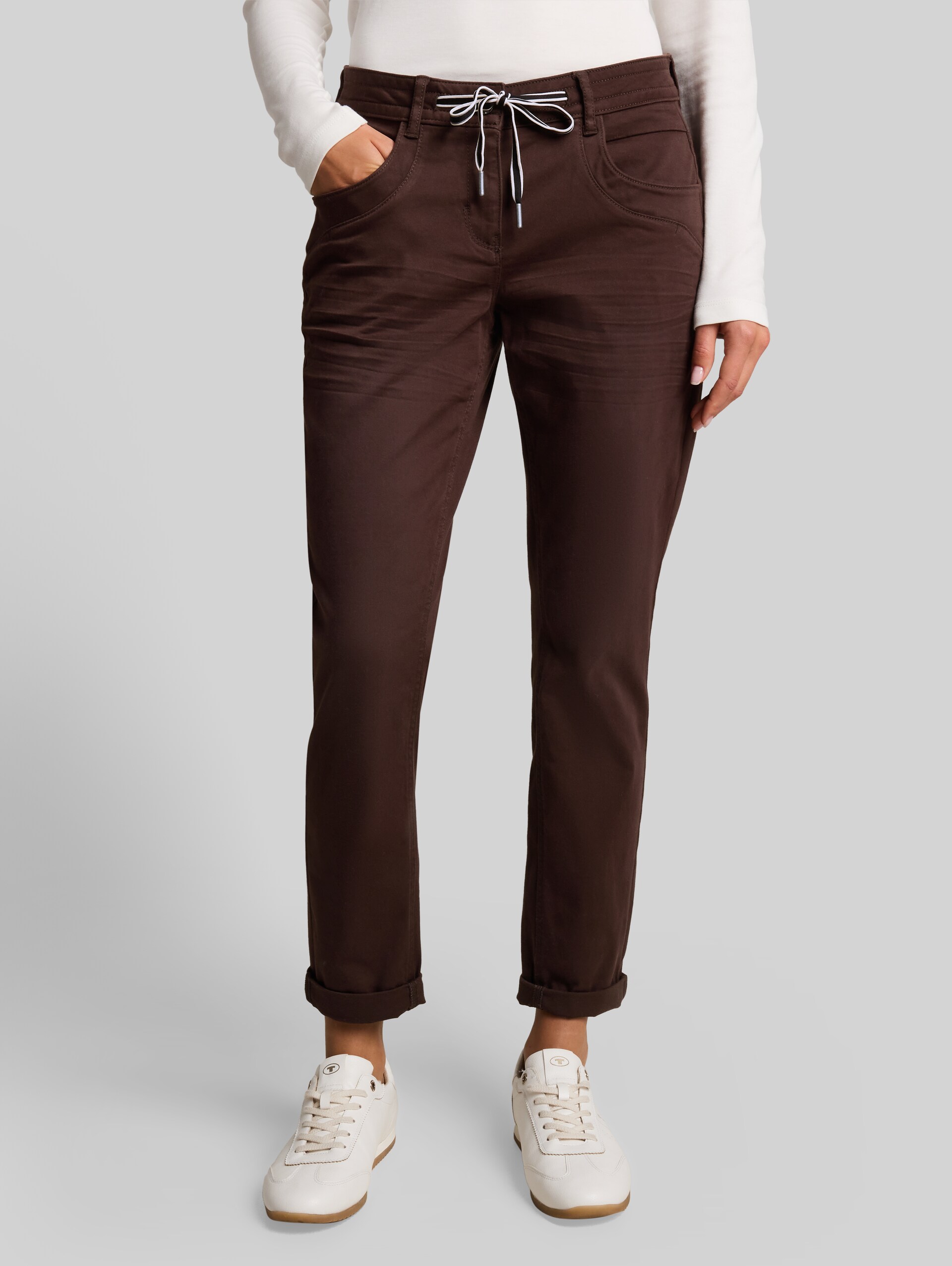 Tapered Relaxed Hose - java dark brown - Ausschnitt Model-Vorderansicht