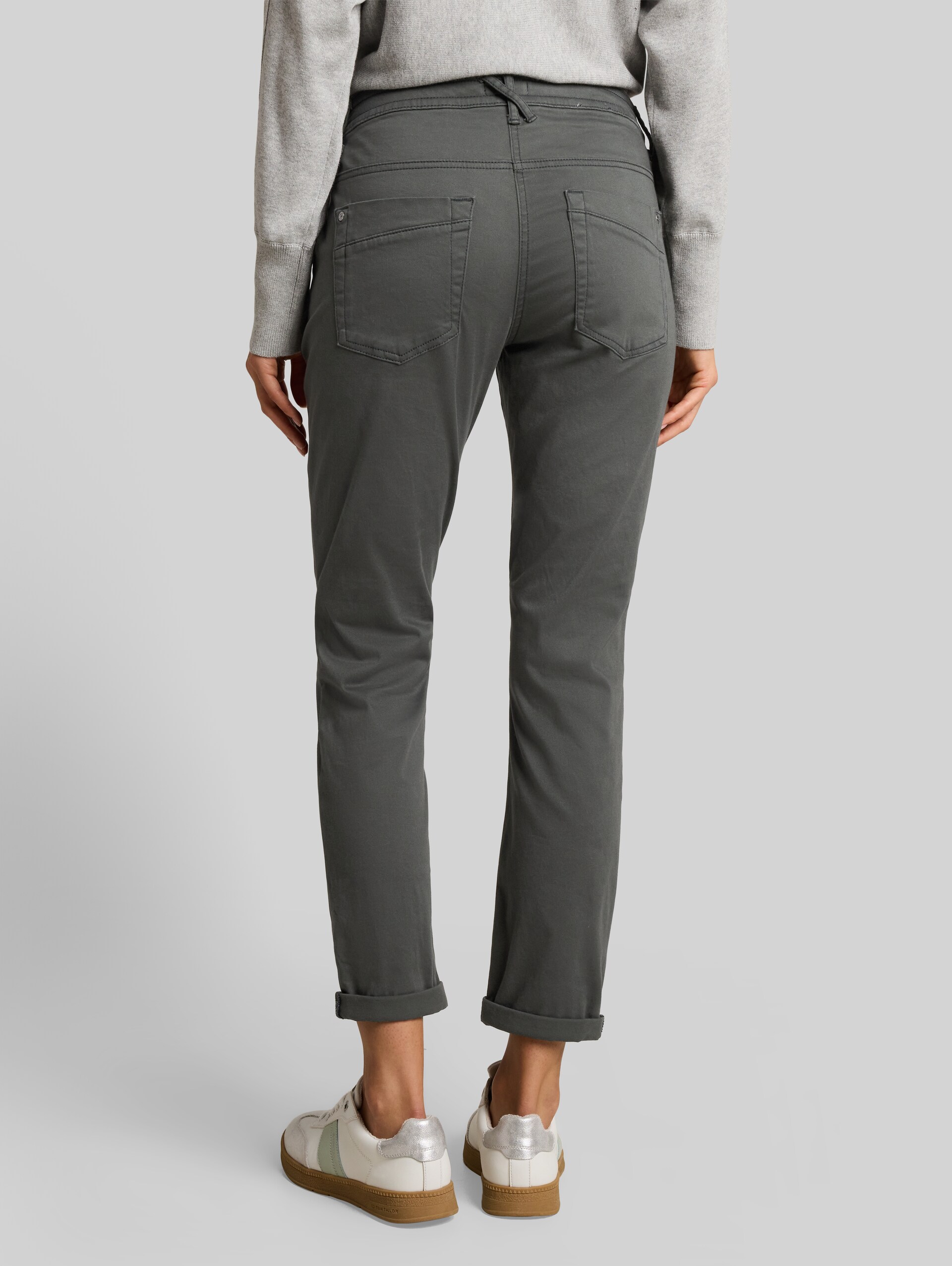 Tapered Relaxed Hose - Darkest Olive - Auschnitt Model-Rückansicht