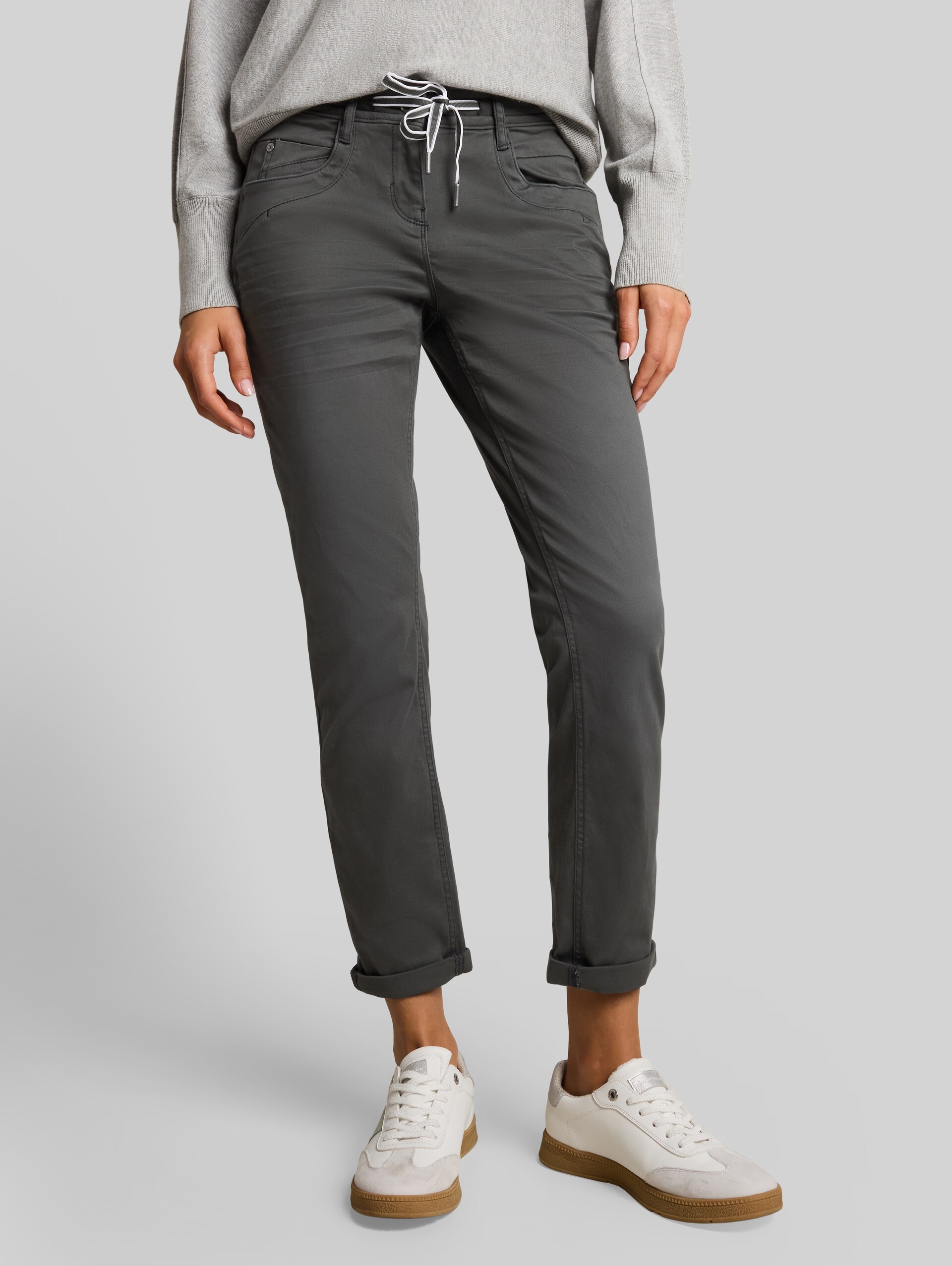 Tapered Relaxed Hose - Darkest Olive - Ausschnitt Model-Vorderansicht