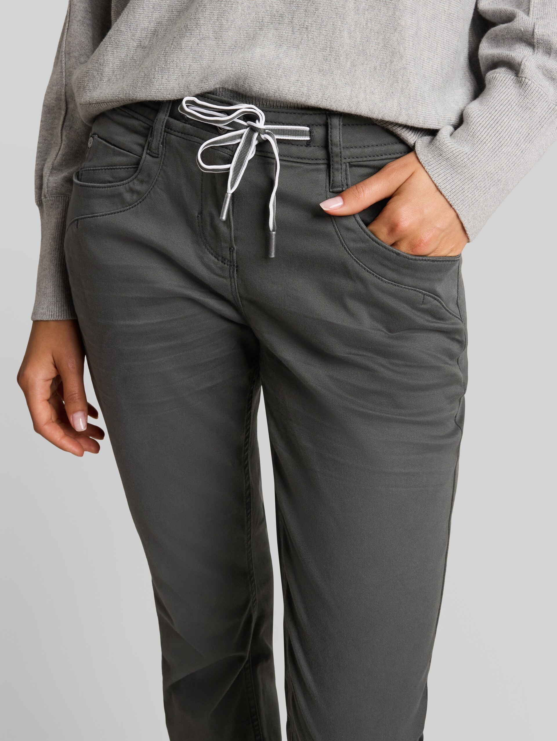Tapered Relaxed Hose - Darkest Olive - Detail-Model-Ansicht