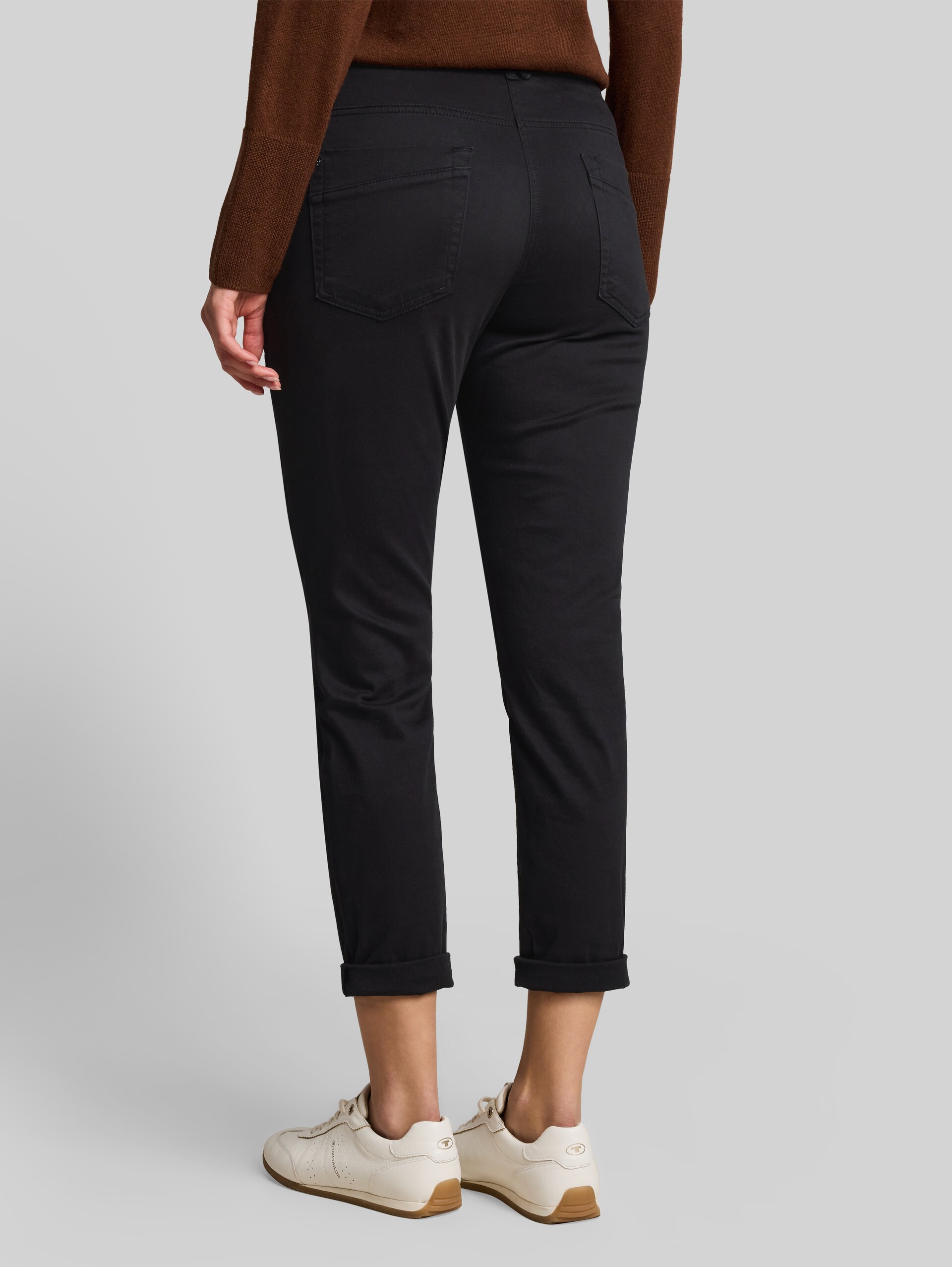 Pantalon fuselé et ample - deep black - Découpe Vue arrière du modèle