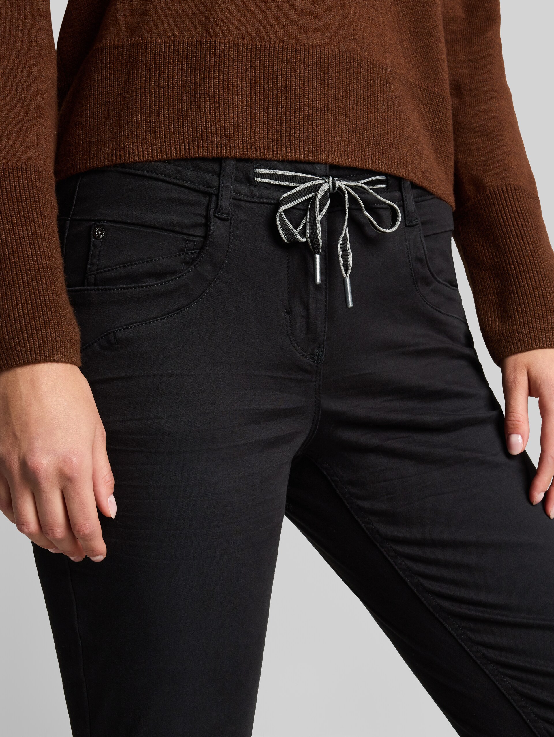 Pantalon fuselé et ample - deep black - Vue détaillée du modèle