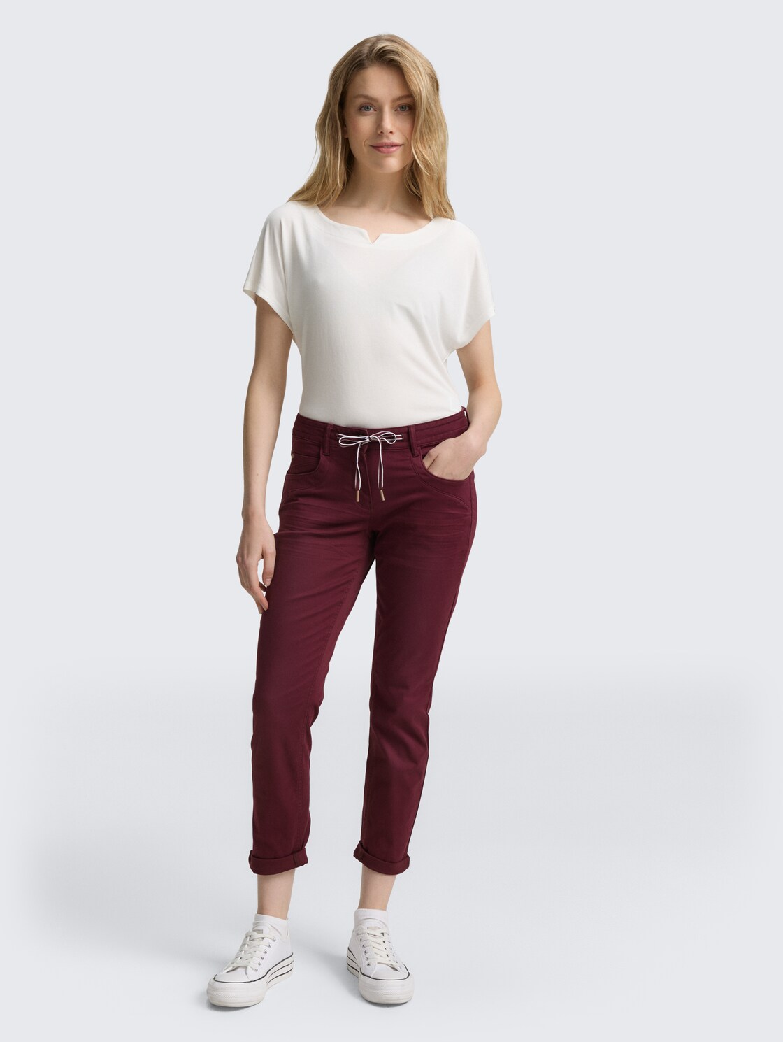 Tapered relaxed trousers - bordeaux red - Model front view