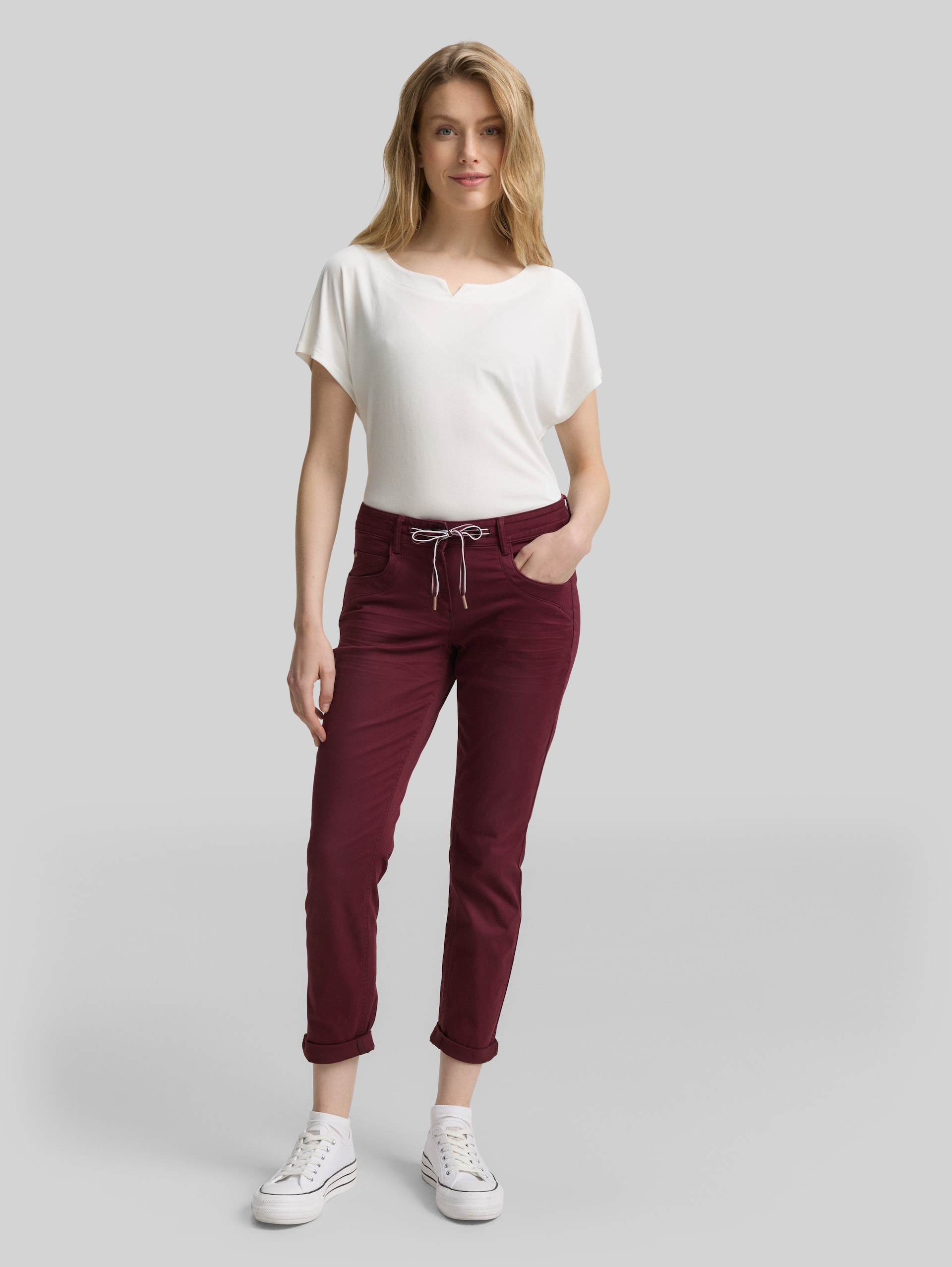 Tapered relaxed trousers - bordeaux red - Model front view