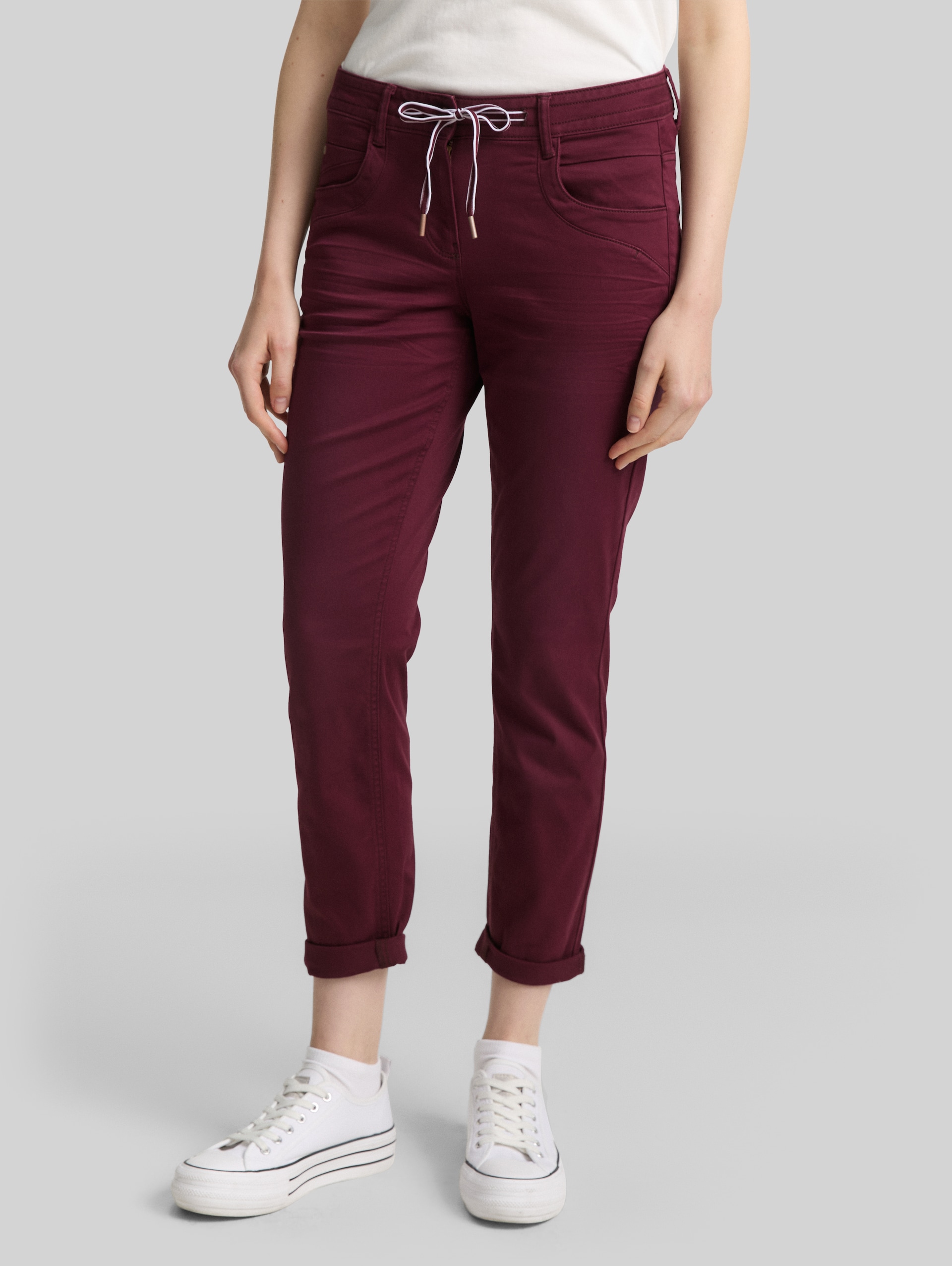 Tapered relaxed trousers - bordeaux red - Neckline model front view
