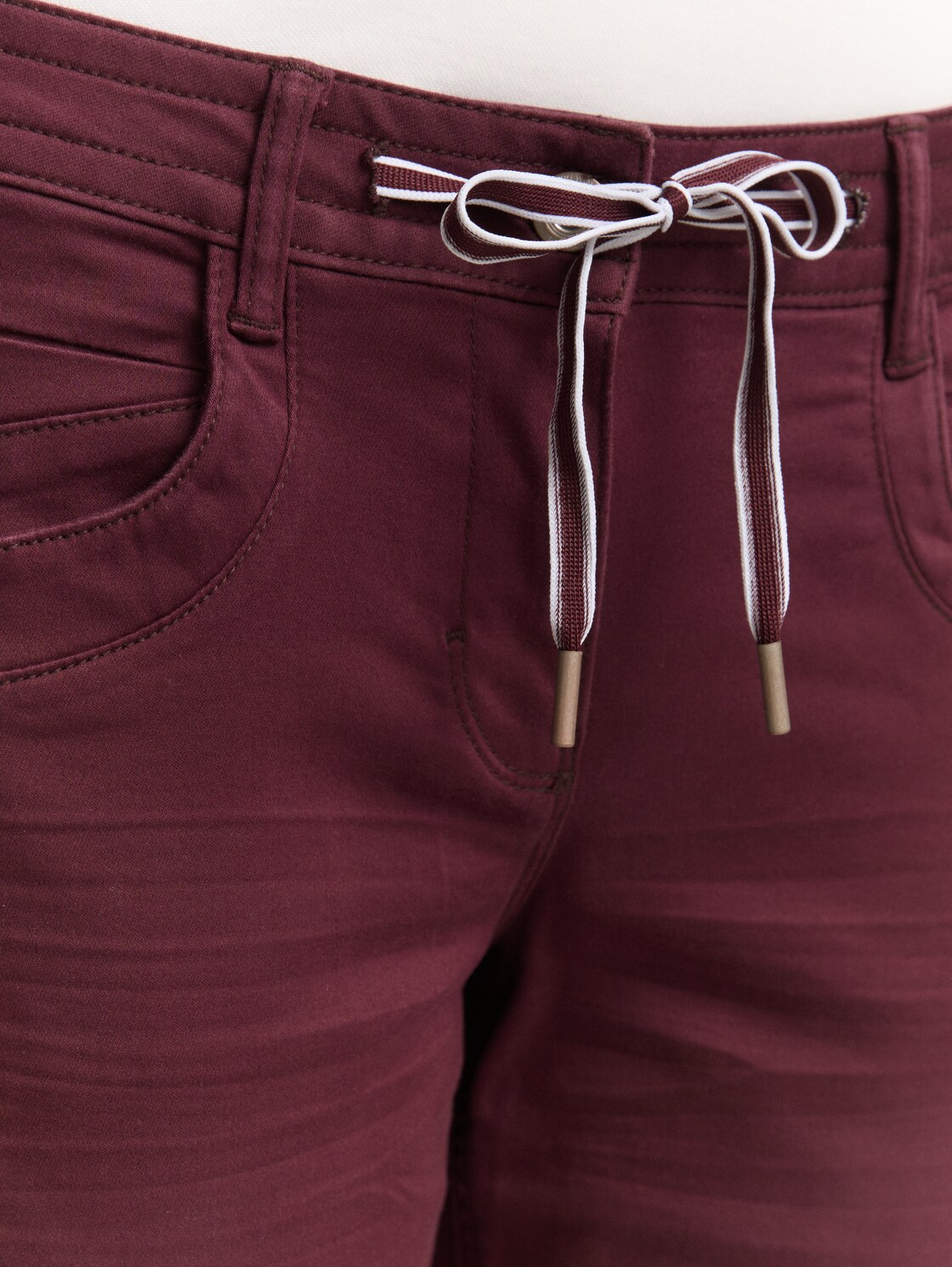 Tapered relaxed trousers - bordeaux red - Detail model view