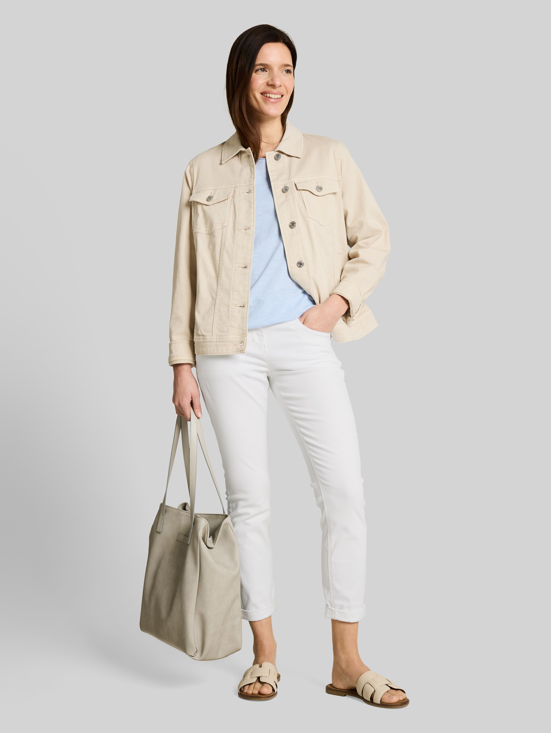 Tapered relaxed trousers - White - Model front view