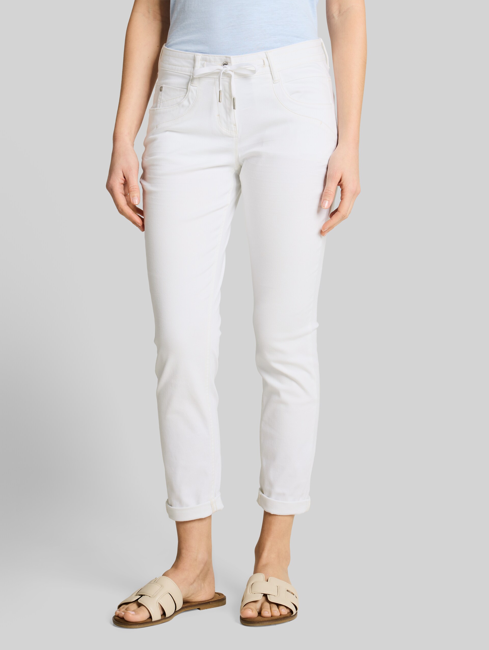 Tapered relaxed trousers - White - Neckline model front view