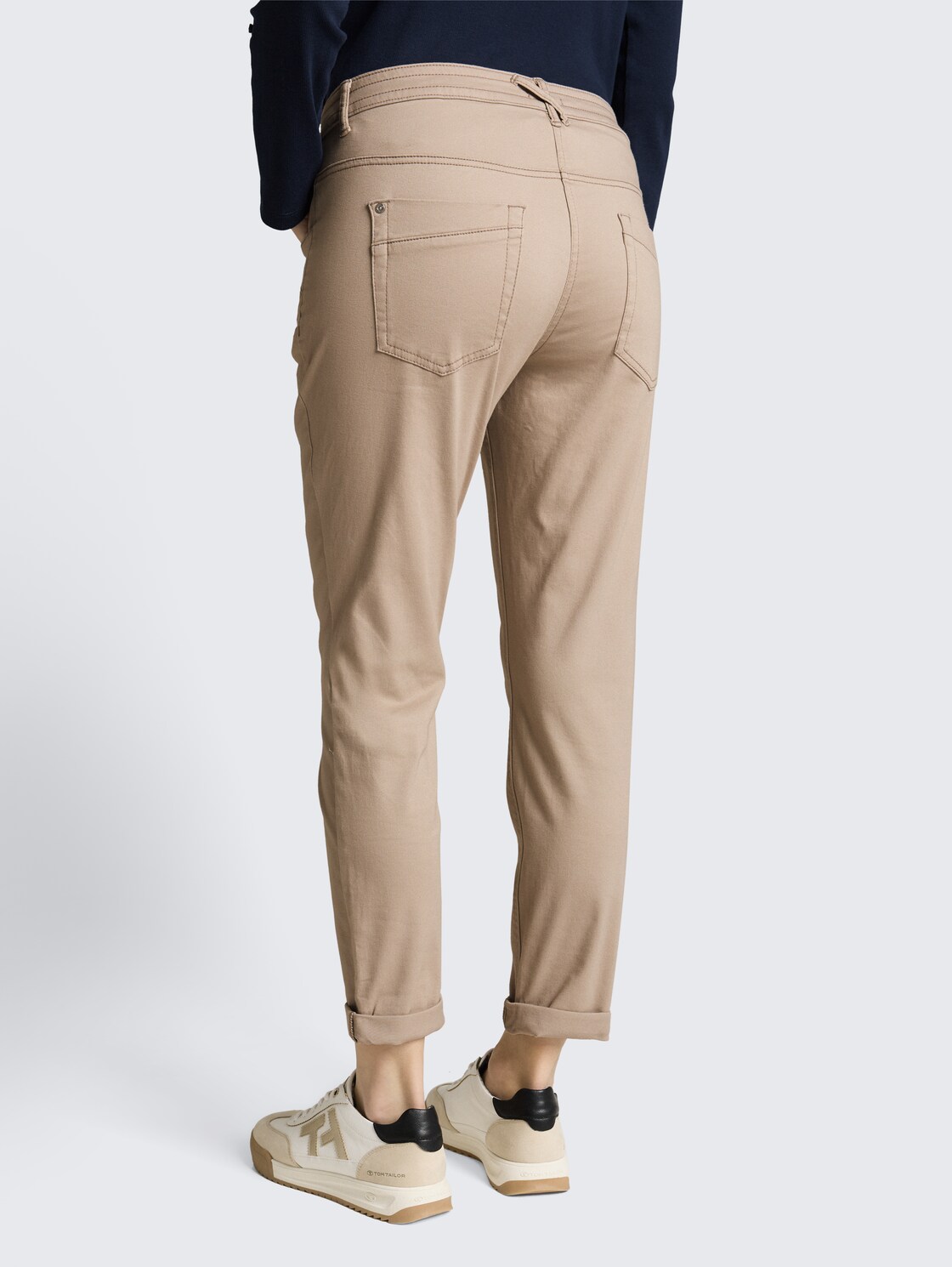 Tapered Relaxed Hose - soft taupe grey - Auschnitt Model-Rückansicht