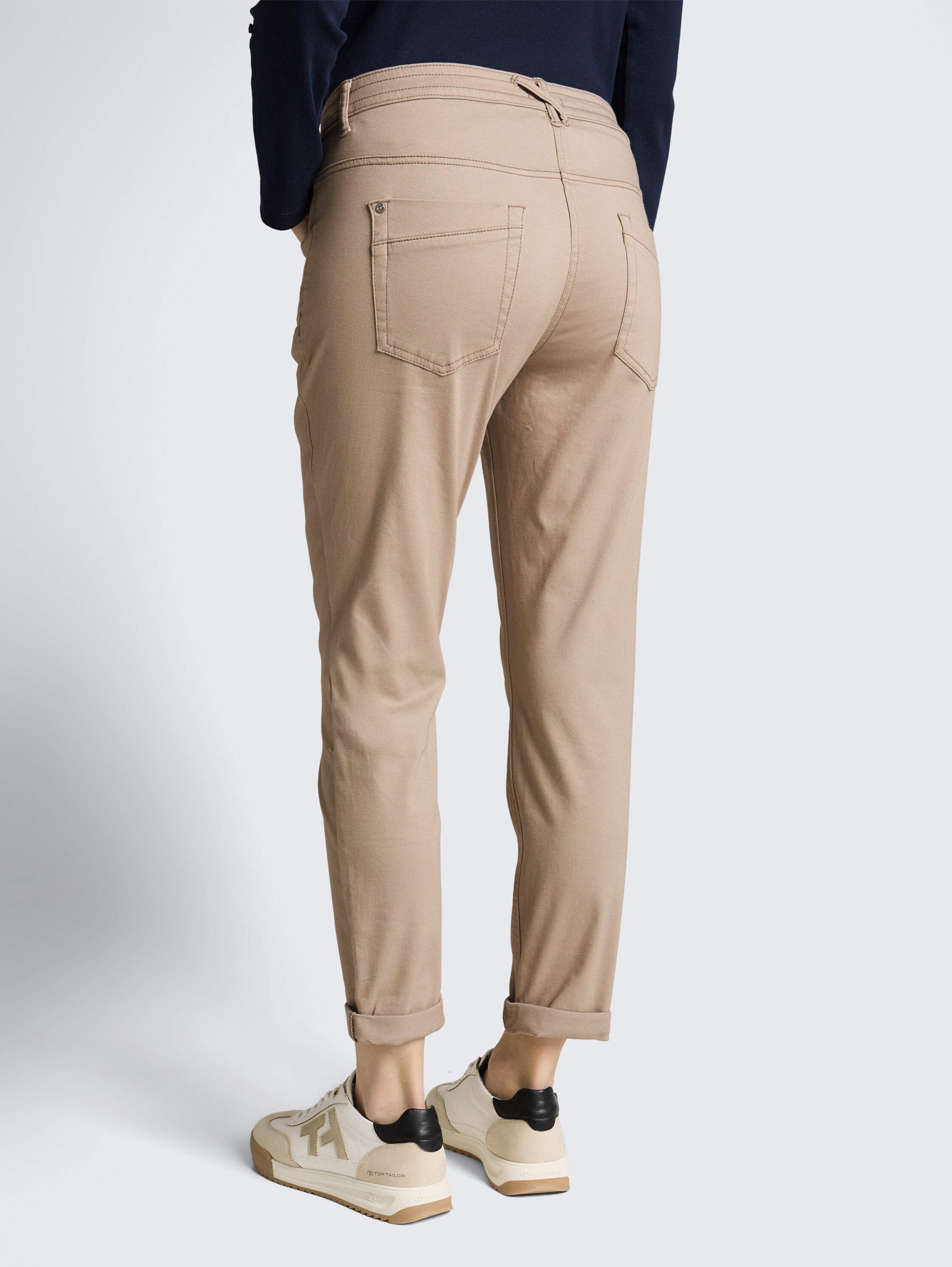 Tapered Relaxed Hose - soft taupe grey - Auschnitt Model-Rückansicht