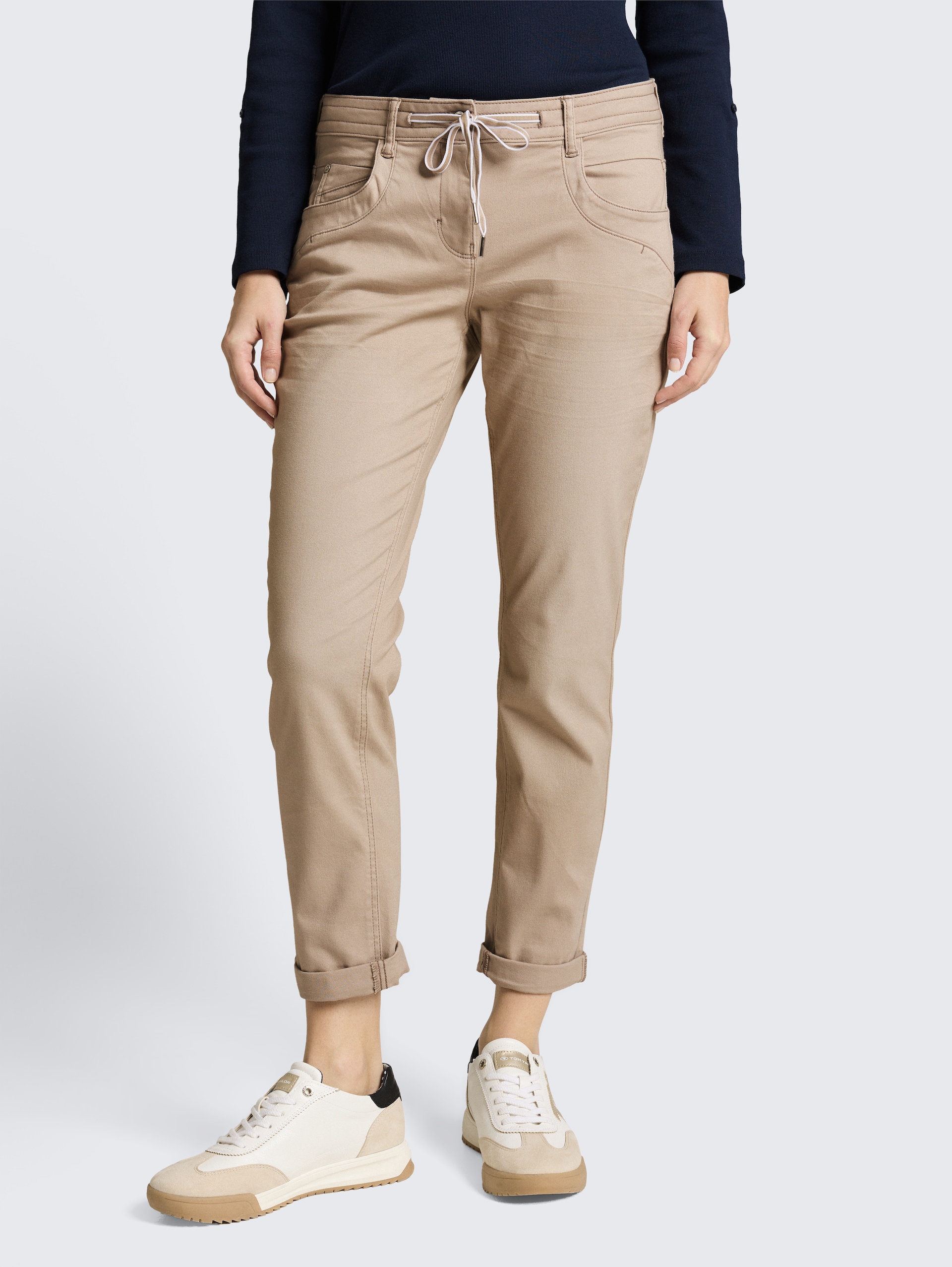 Tapered Relaxed Hose - soft taupe grey - Ausschnitt Model-Vorderansicht