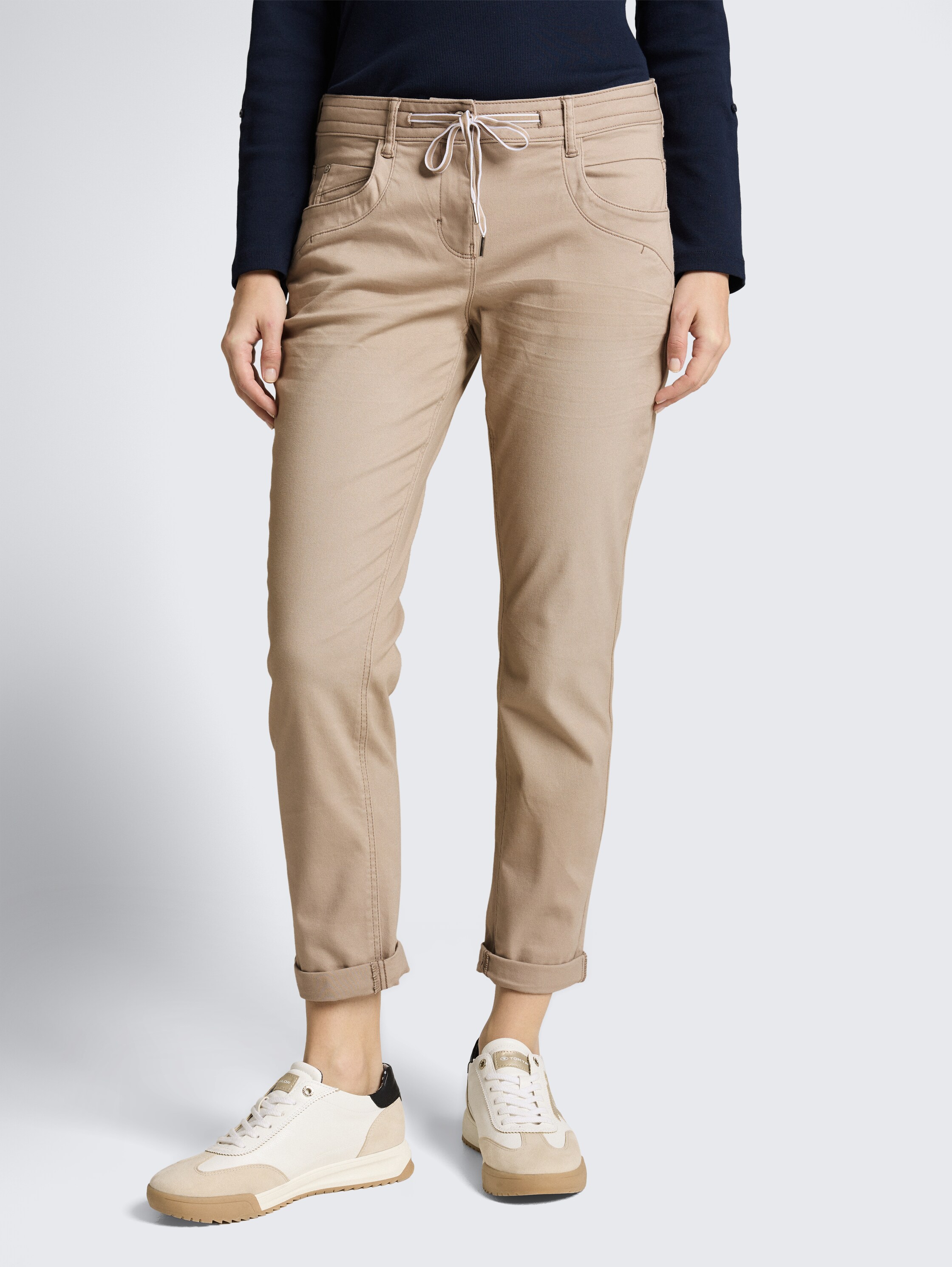 Tapered Relaxed Hose - soft taupe grey - Ausschnitt Model-Vorderansicht