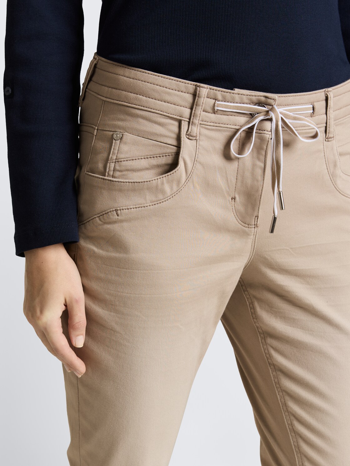 Tapered Relaxed Hose - soft taupe grey - Detail-Model-Ansicht