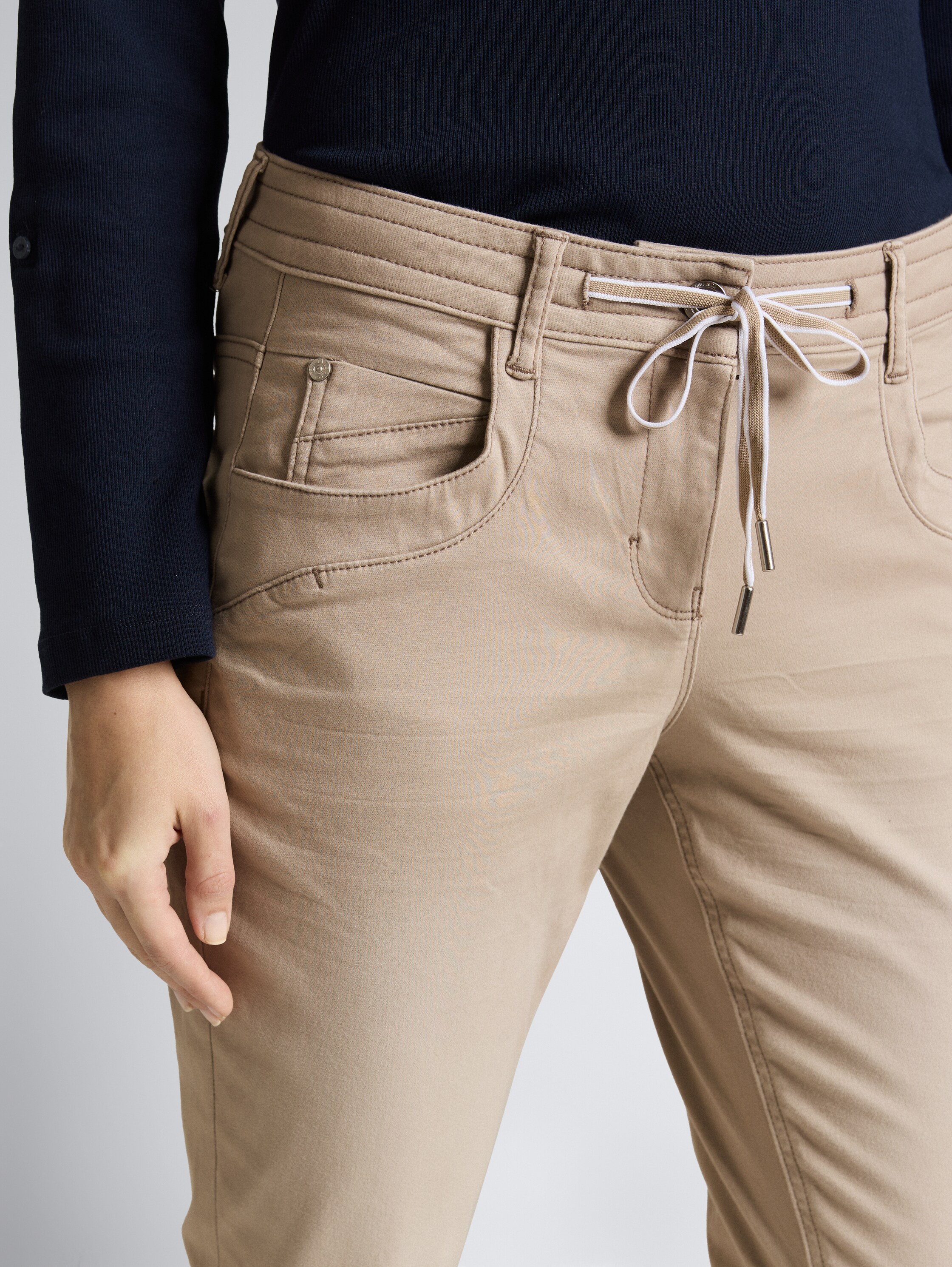 Tapered Relaxed Hose - soft taupe grey - Detail-Model-Ansicht