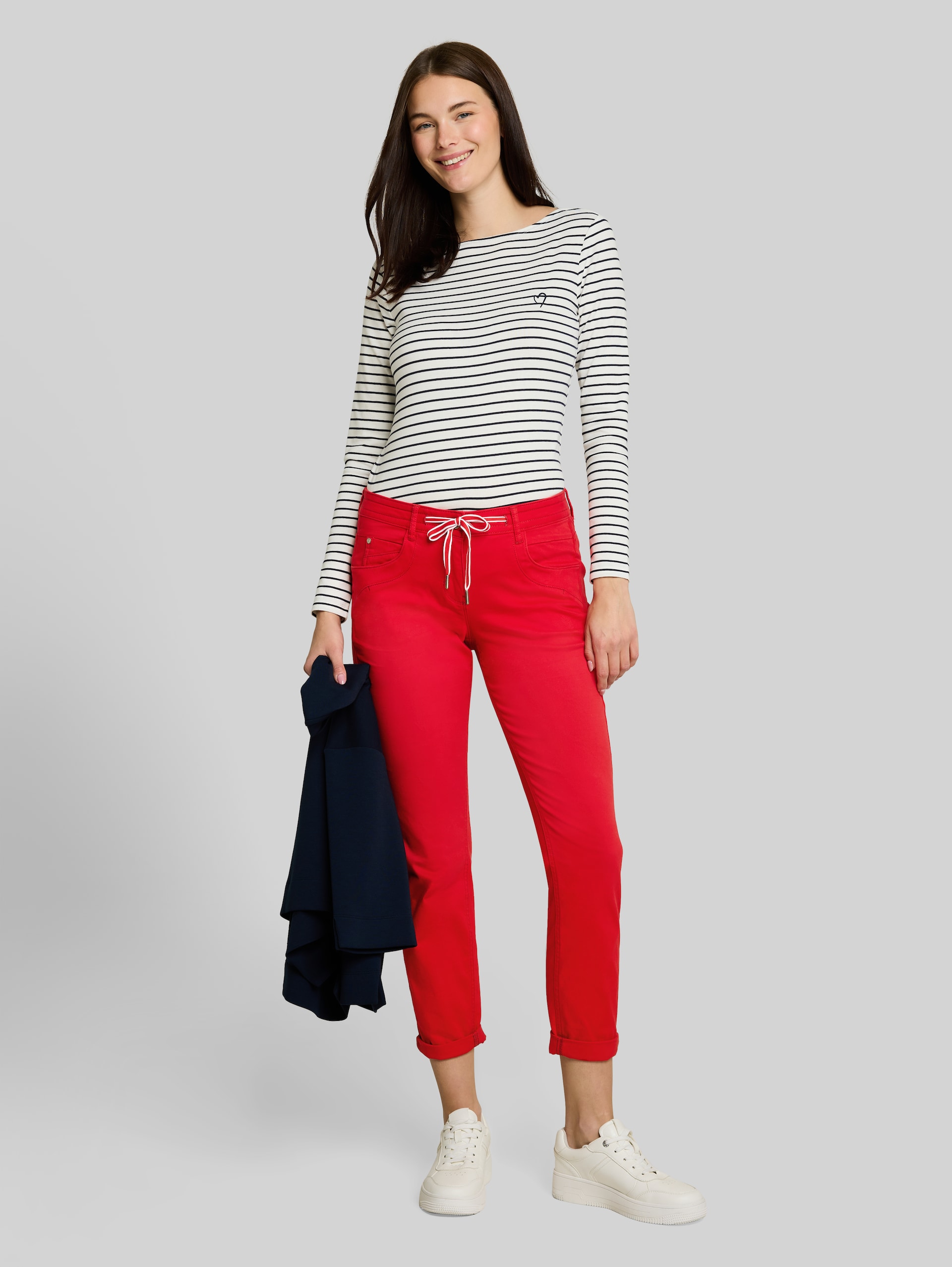 Tapered Relaxed Hose - soft scarlet red - Model-Vorderansicht