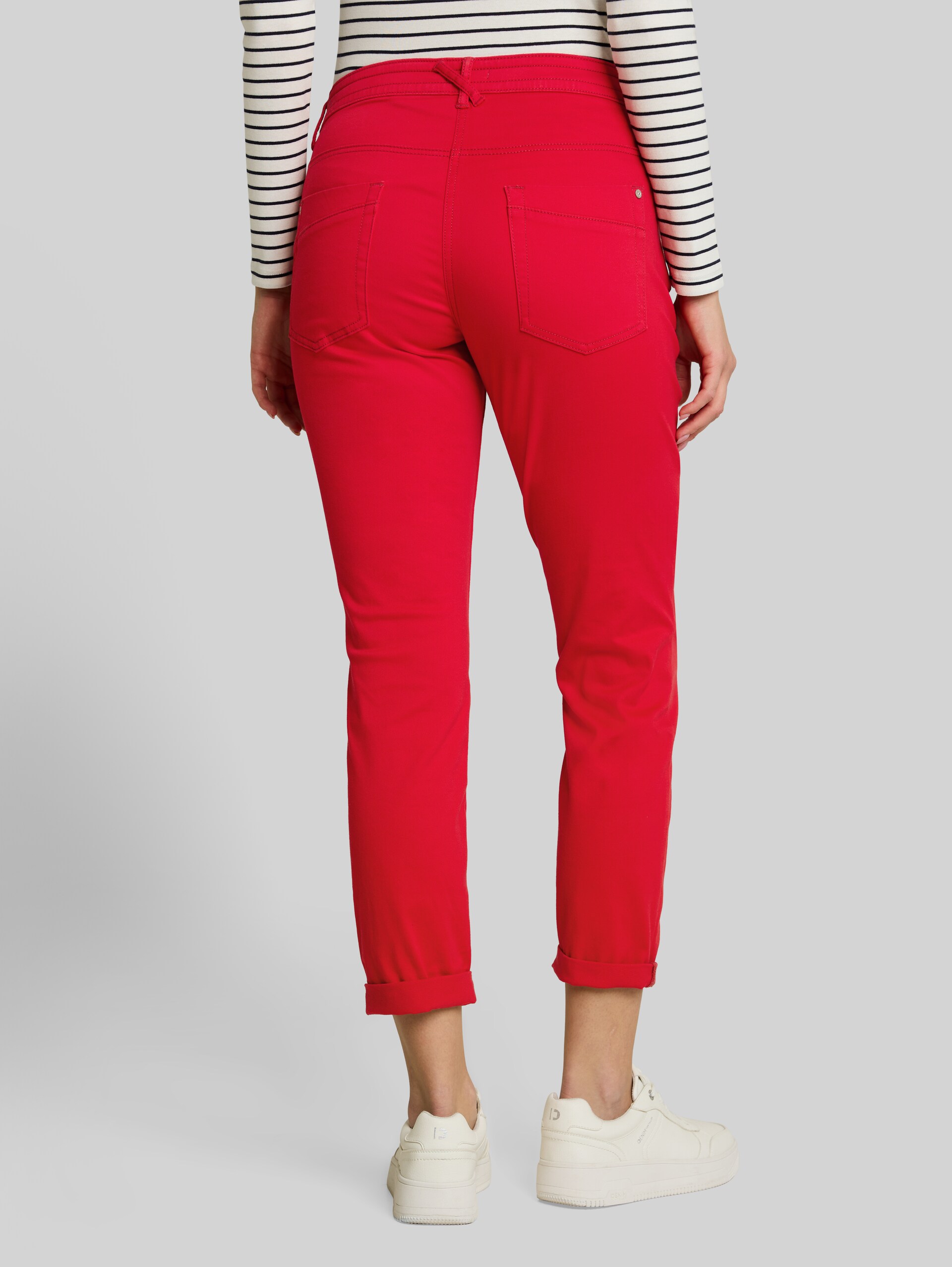 Tapered Relaxed Hose - soft scarlet red - Auschnitt Model-Rückansicht