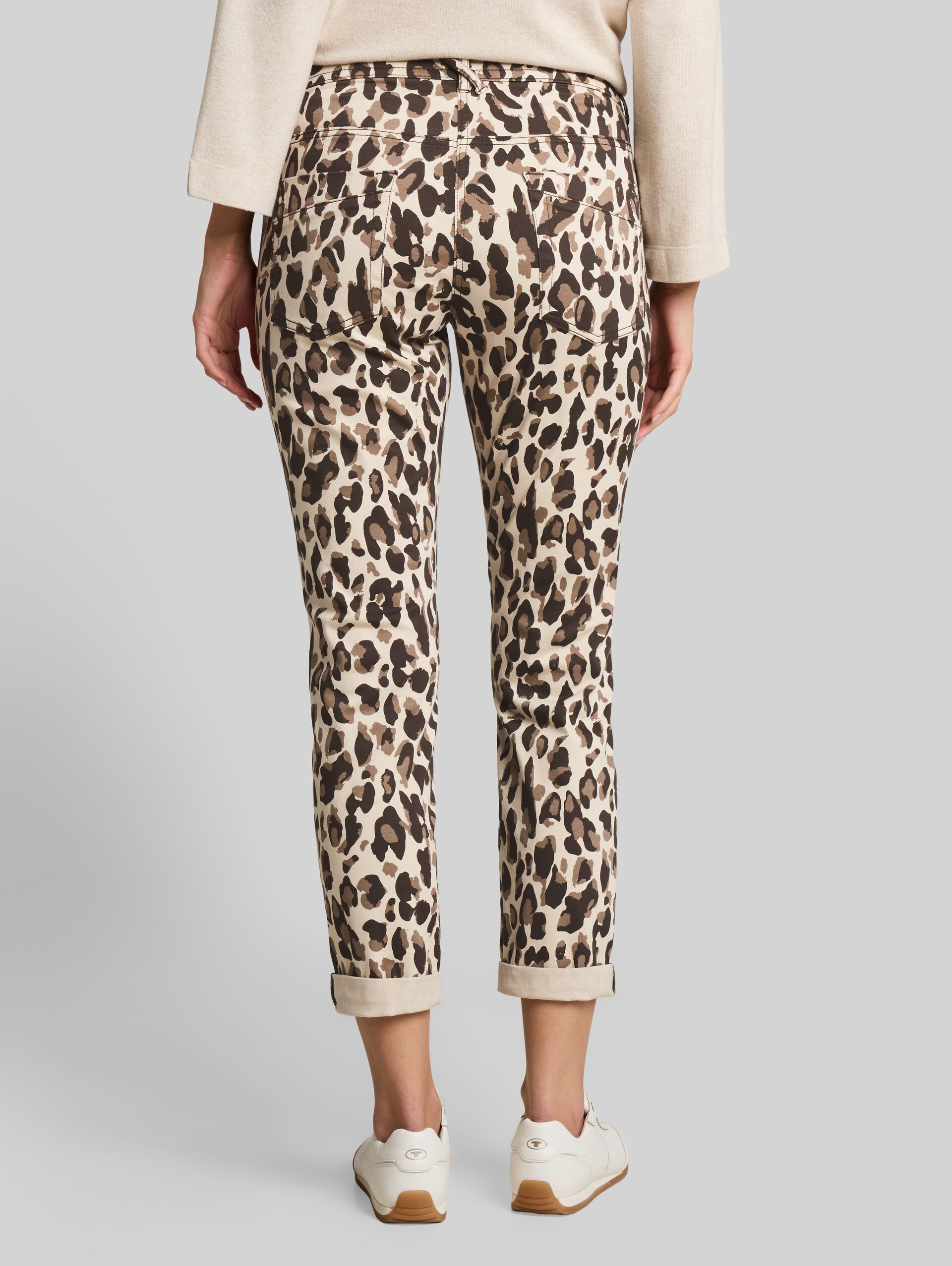 Tapered Relaxed Hose - brown beige leo print - Auschnitt Model-Rückansicht