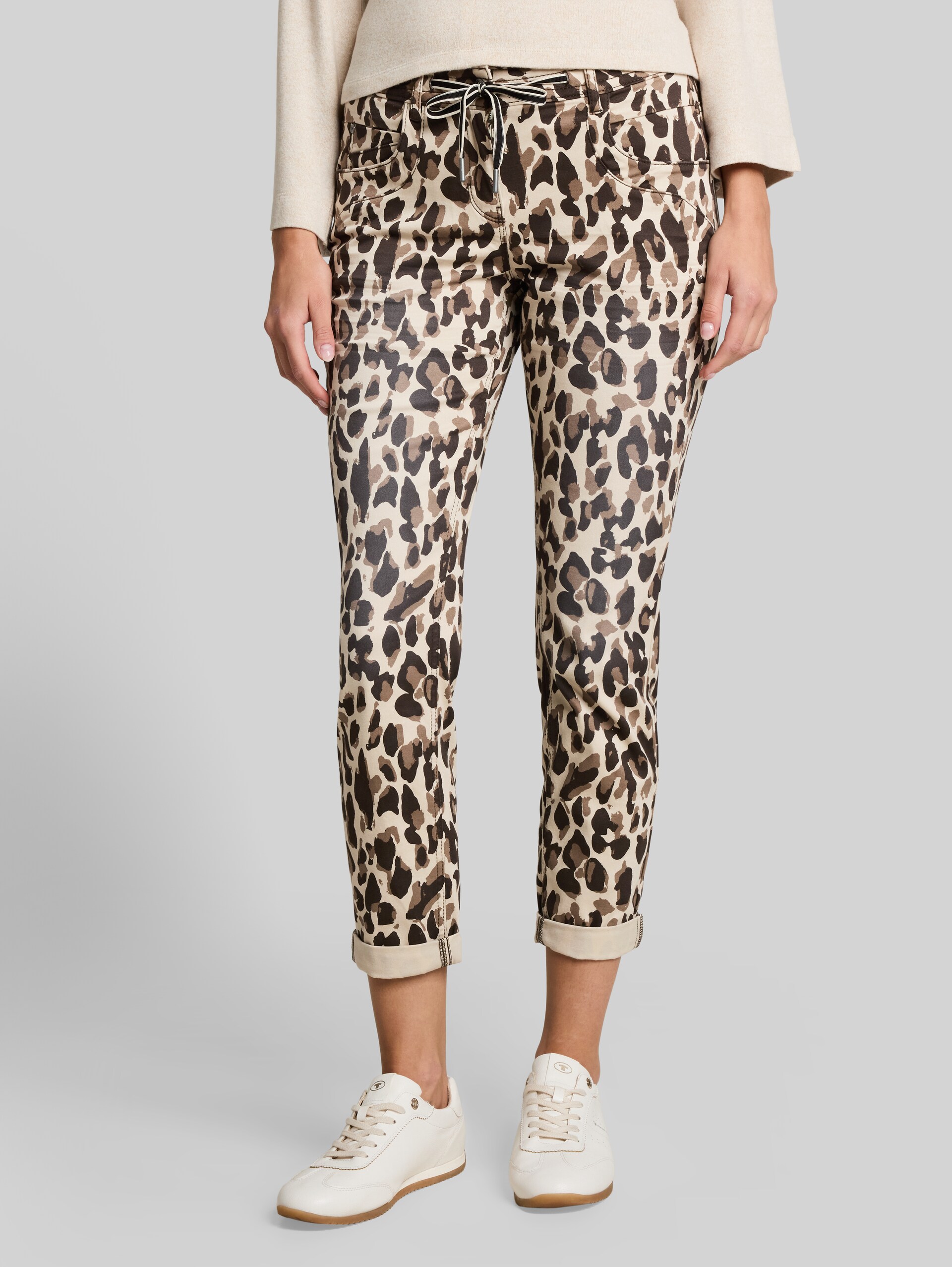 Tapered Relaxed Hose - brown beige leo print - Ausschnitt Model-Vorderansicht