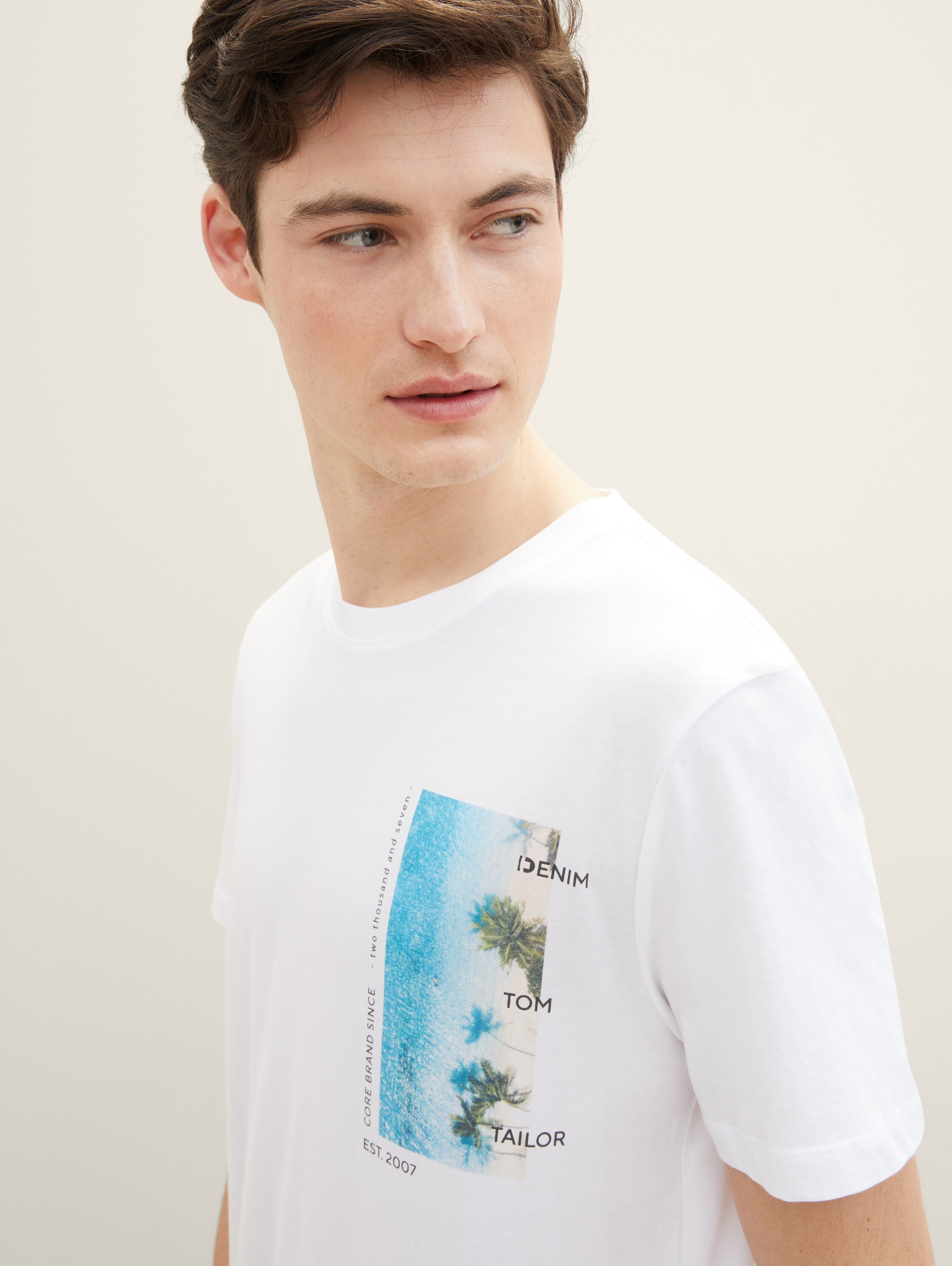 T-shirt van biologisch katoen - White - Detailaanzicht model